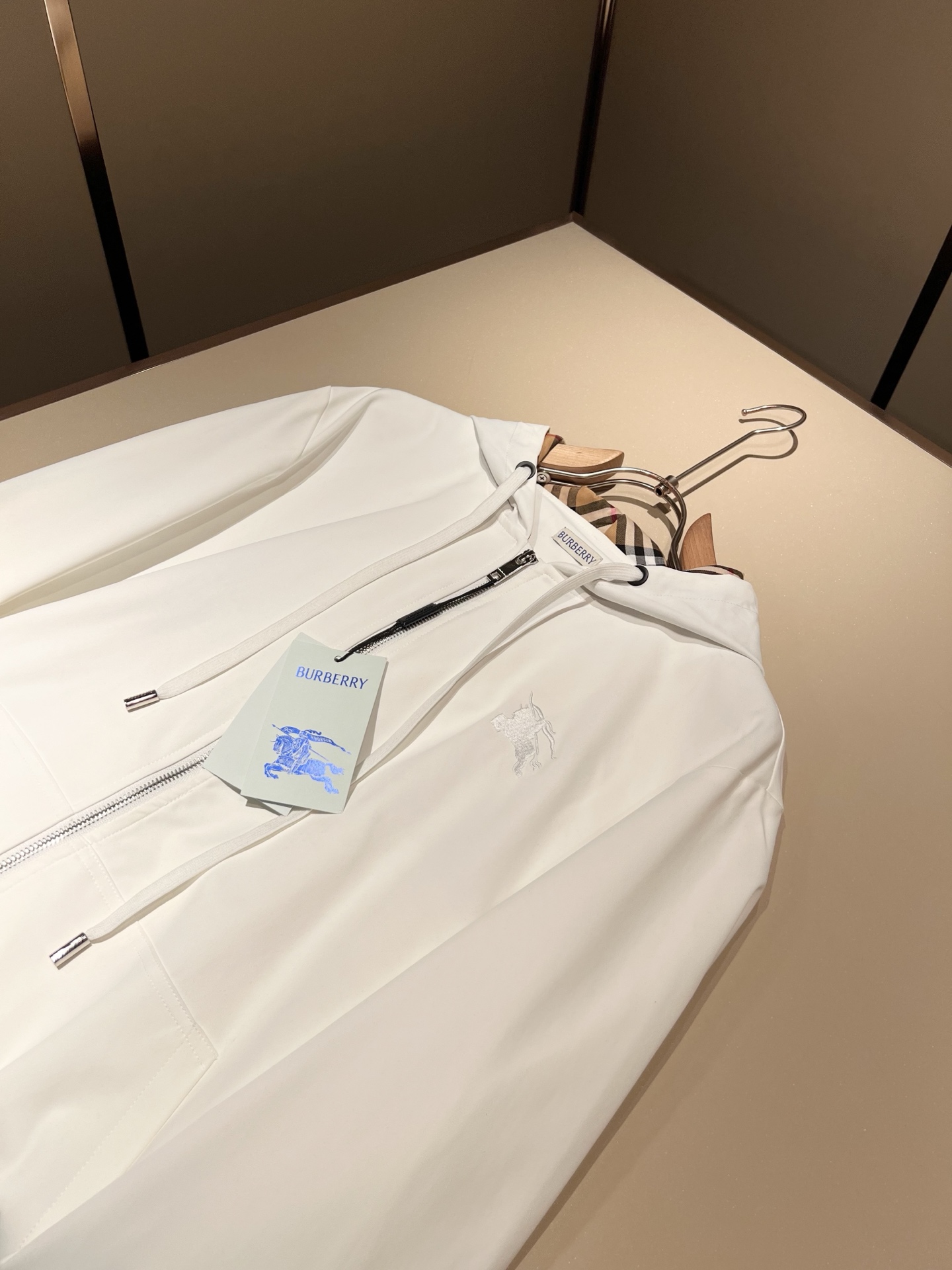 Bur*erry 巴*莉 2025秋冬新款男士休闲套装，品牌最新设计元素！既不单调也不复杂，好处的展现品