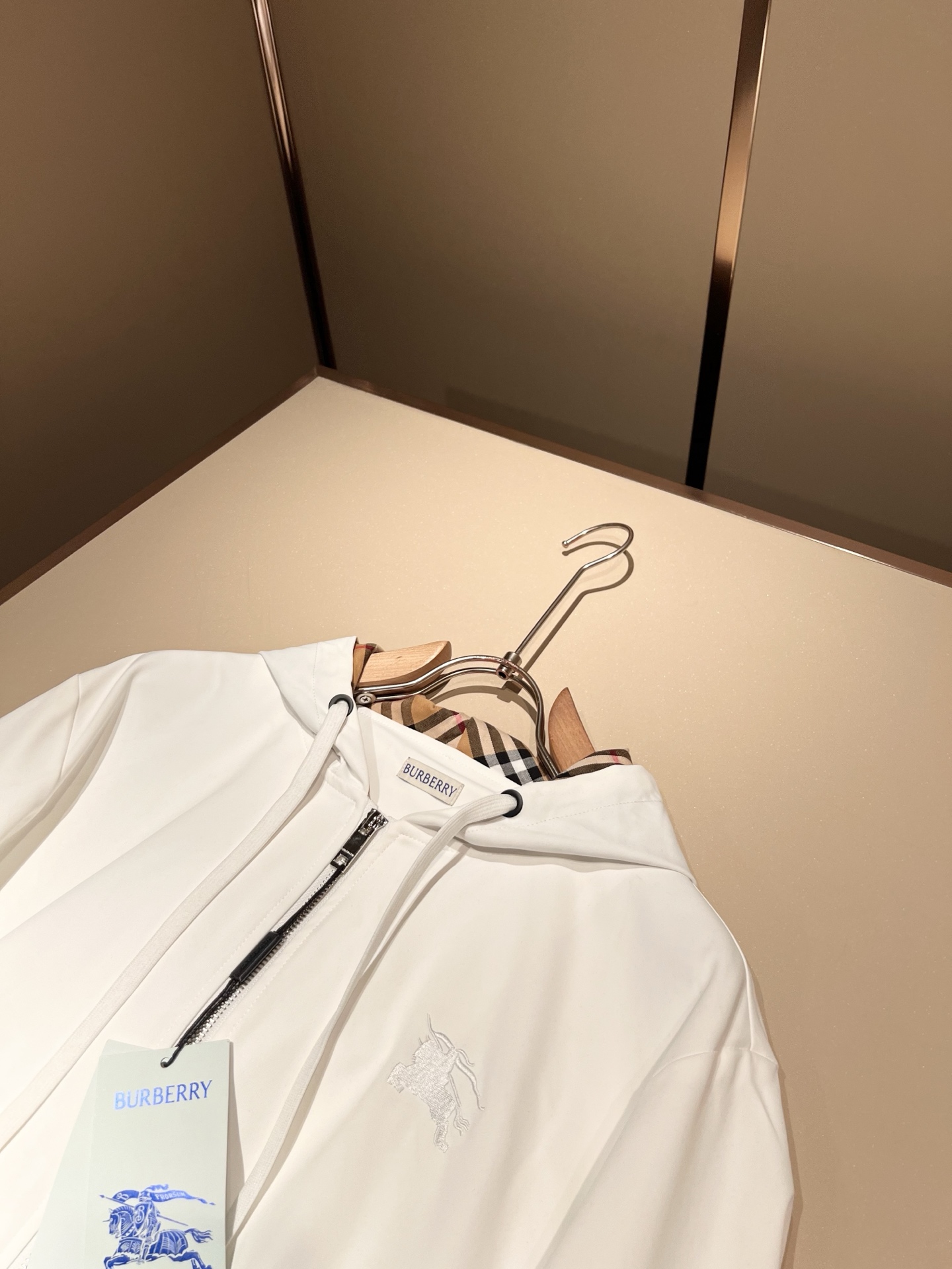 Bur*erry 巴*莉 2025秋冬新款男士休闲套装，品牌最新设计元素！既不单调也不复杂，好处的展现品
