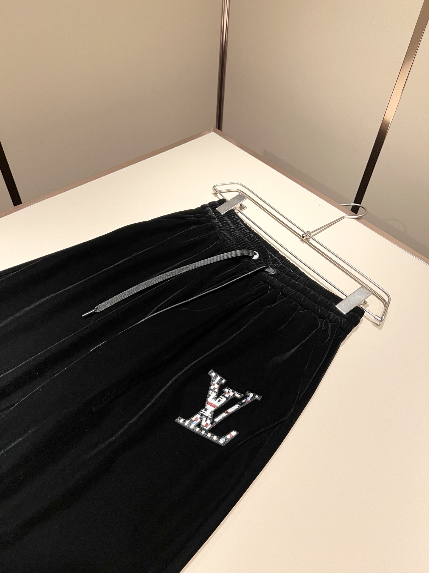 Louis Vuit*on 路易家族 2025秋冬新款套装，轻奢休闲套装，男女同款👫装饰！路易家族的新高