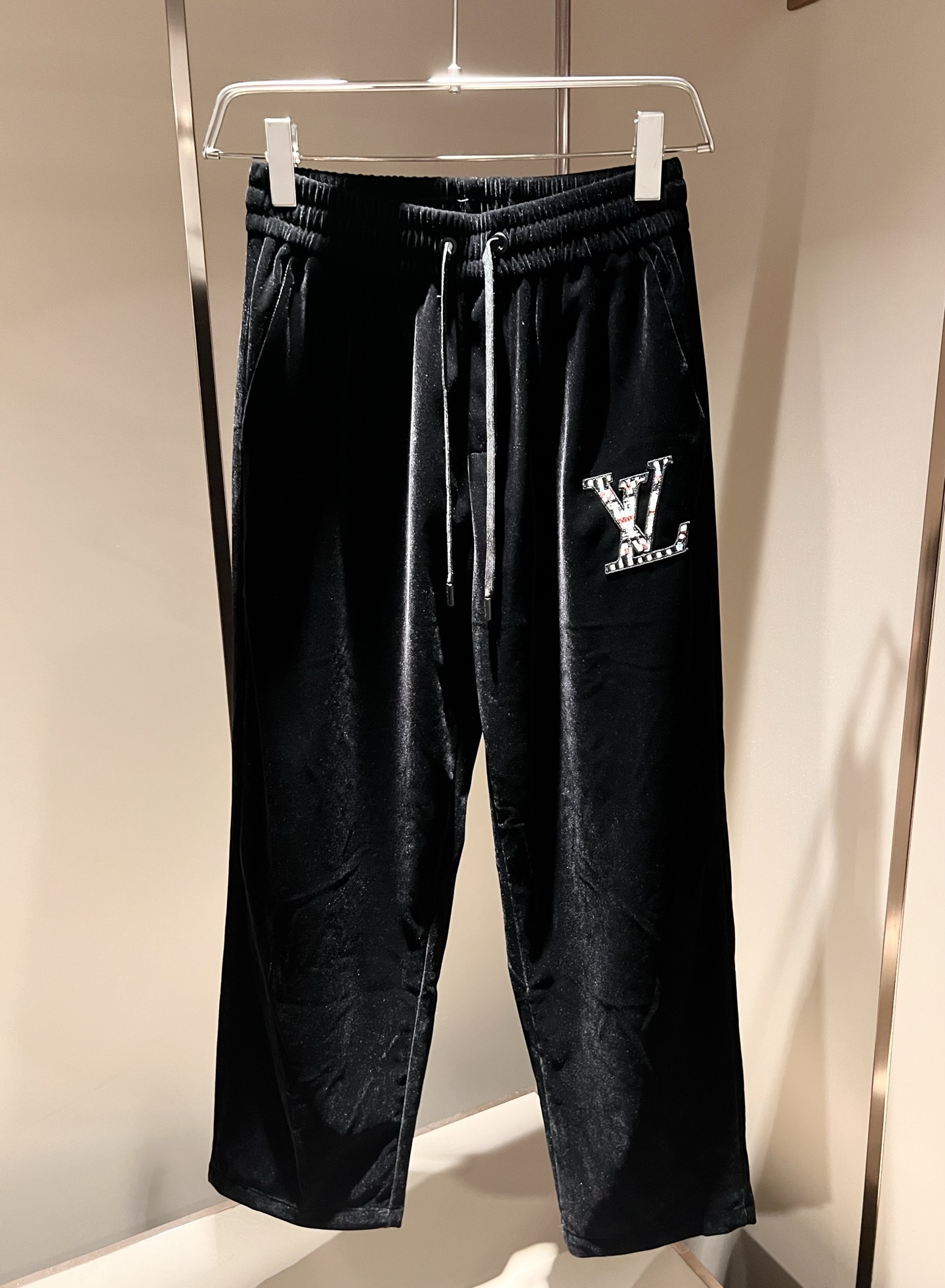 Louis Vuit*on 路易家族 2025秋冬新款套装，轻奢休闲套装，男女同款👫装饰！路易家族的新高