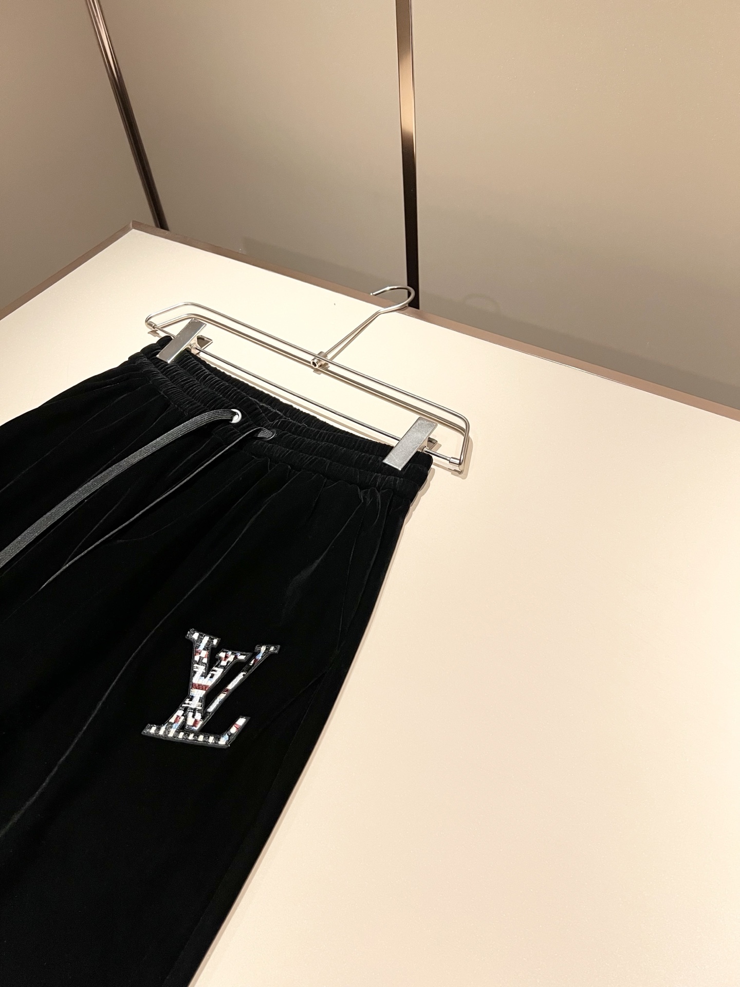 Louis Vuit*on 路易家族 2025秋冬新款套装，轻奢休闲套装，男女同款👫装饰！路易家族的新高