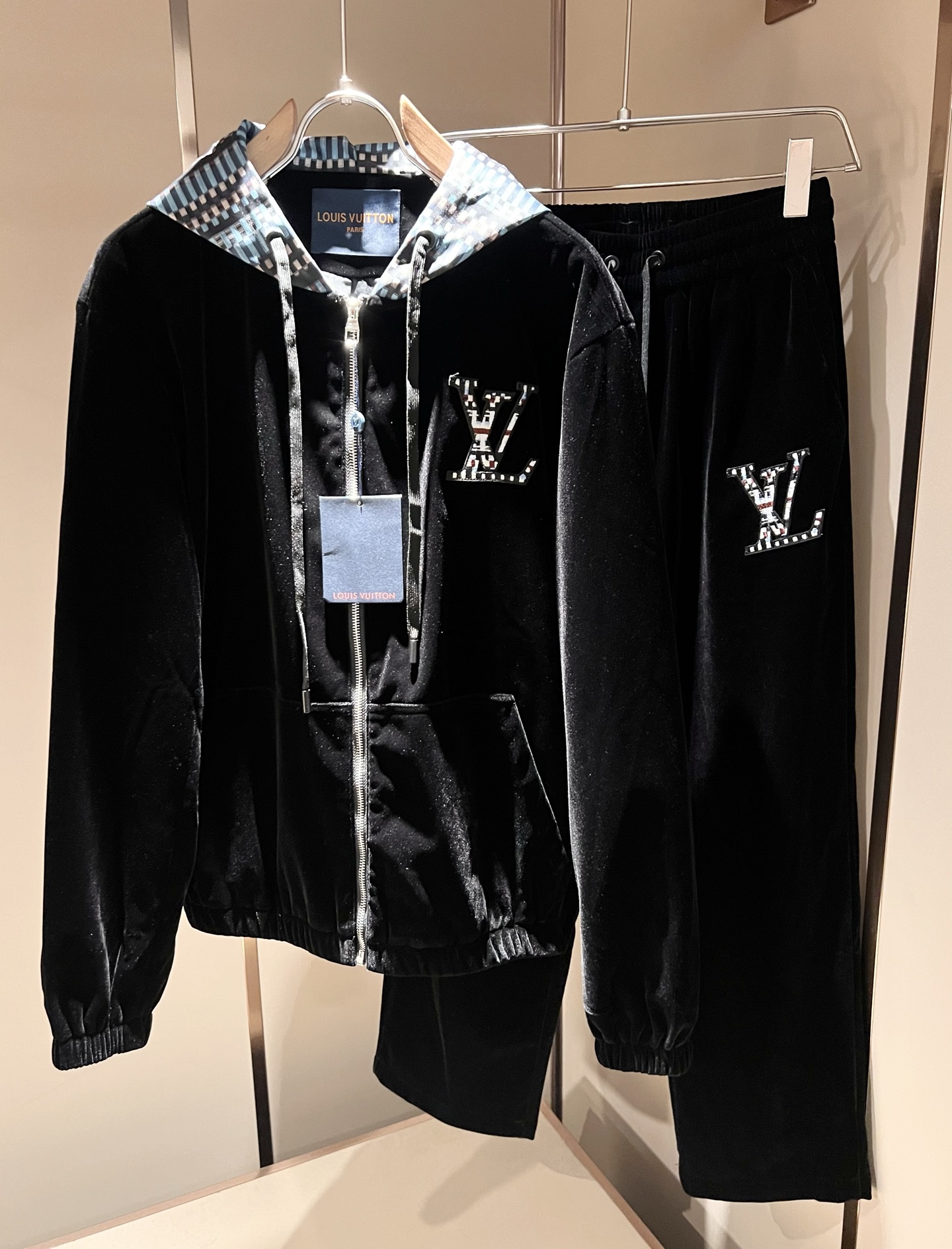 Louis Vuit*on 路易家族 2025秋冬新款套装，轻奢休闲套装，男女同款👫装饰！路易家族的新高