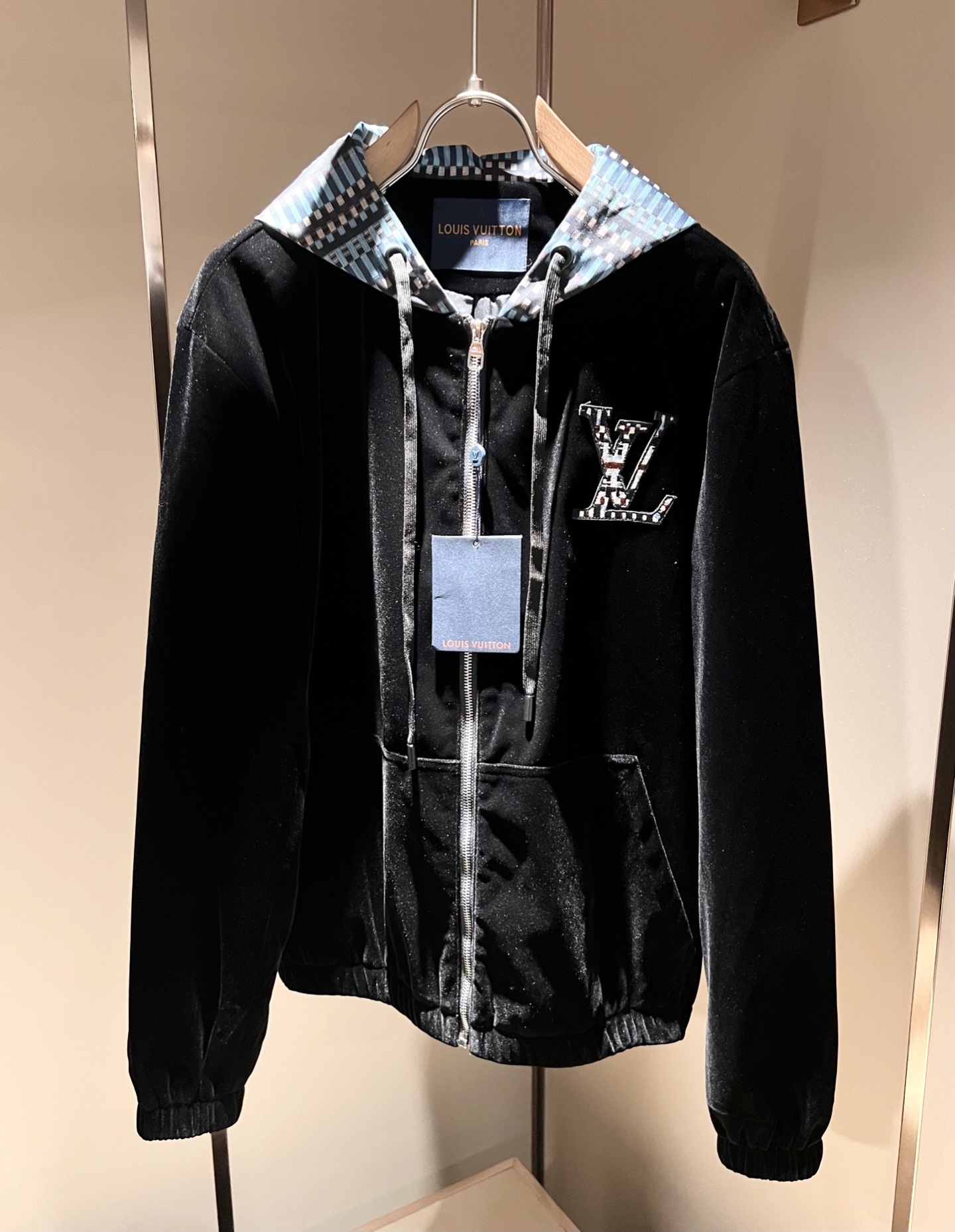 NO:596032,Louis Vuit*on 2025 autumn and winter new suits, light luxury casual suits, same decoration for men and women!  The new high-end of the Louis family, the details and quality are always so flawless, and the creative designs are endless. You are not a fashionista if you don’t buy a few pieces of Louis this autumn and winter. The body logo is embroidered with a logo pattern!  Custom velvet fabric!  Interpreting the iconic elements of Louis, it is something that everyone loves. It is super soft and tough, and comes from world-class trade-level OEM channels. The quantity is extremely rare and sold out. Clean and neat. This is the Louis family's special skill and the latest craftsmanship of this season. The level of detail has reached the top, and the loose-cut version design is a must. It is a fusion of luxury and fashion!  Size M-3XL,,louis vuitton,louis vuitton,alexander wang19860909Louis Vuit*on 路易家族 2025秋冬新款套装,轻奢休闲套装,男女同款装饰！路易家族的新高端,细节品质永远的那么完美无瑕,创意设计层出不穷.今年秋冬季节没有入手几件路易你算不上时尚达人.衣身标识logo图案刺绣设计！定制丝绒面料！诠释路易的标志性元素,实属人见人爱的东西.超级柔软且具有韧性,来自世界级贸易级别的代工厂渠道,数量极其稀少售完无补.干净俐落.这是路易家族的看家绝活也是本季度的最新工艺.细致化程度已经达到顶端了,宽松剪裁的版型设计堪称一绝.属于奢华与时尚的融合！尺码M-3XL,,louis vuitton,louis vuitton,alexander wang,Men's clothing