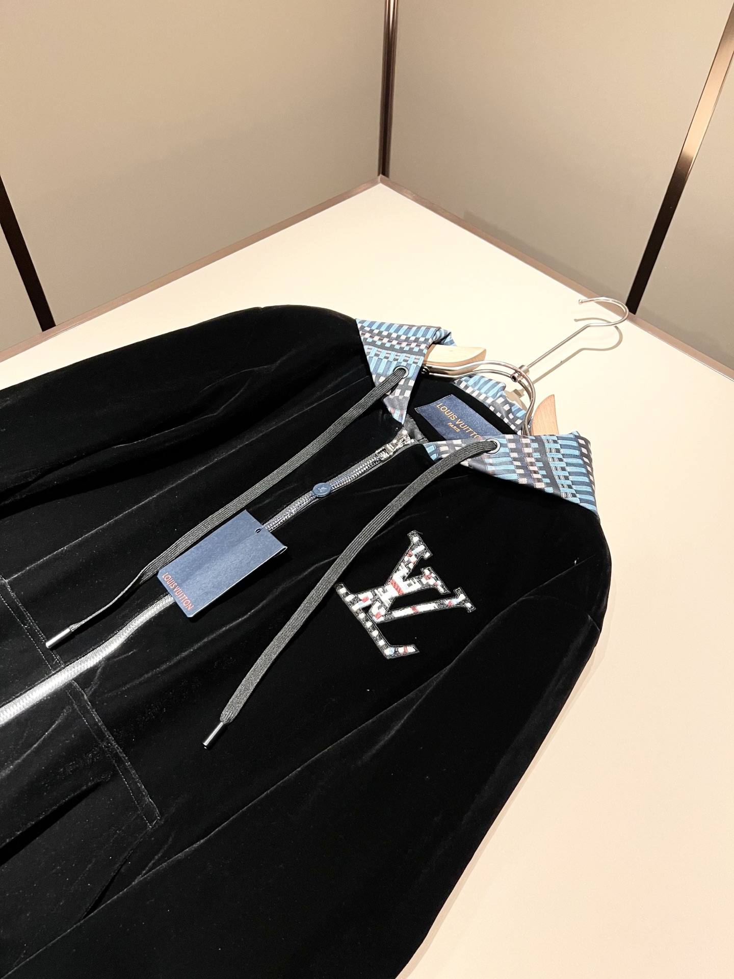 Louis Vuit*on 路易家族 2025秋冬新款套装，轻奢休闲套装，男女同款👫装饰！路易家族的新高