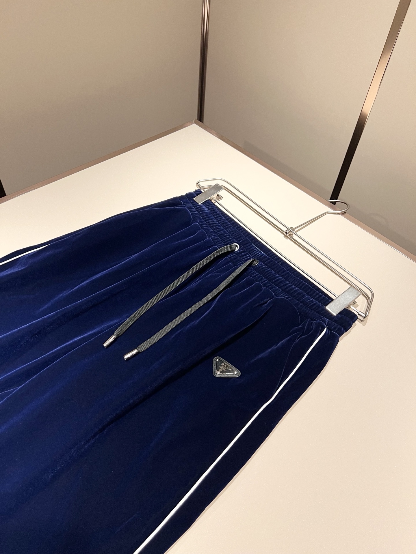 PRAD*A普*达 2025秋冬新款休闲套装，最新款全网独家首上！！~既经典有时尚百搭，谁不爱啊，将经典