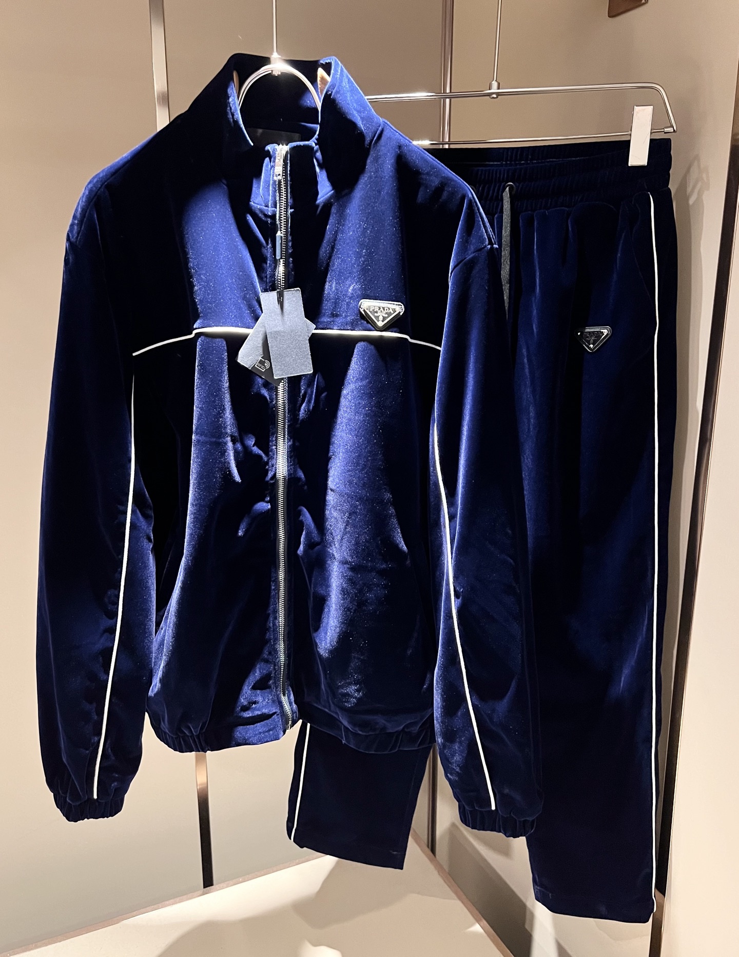 PRAD*A普*达 2025秋冬新款休闲套装，最新款全网独家首上！！~既经典有时尚百搭，谁不爱啊，将经典