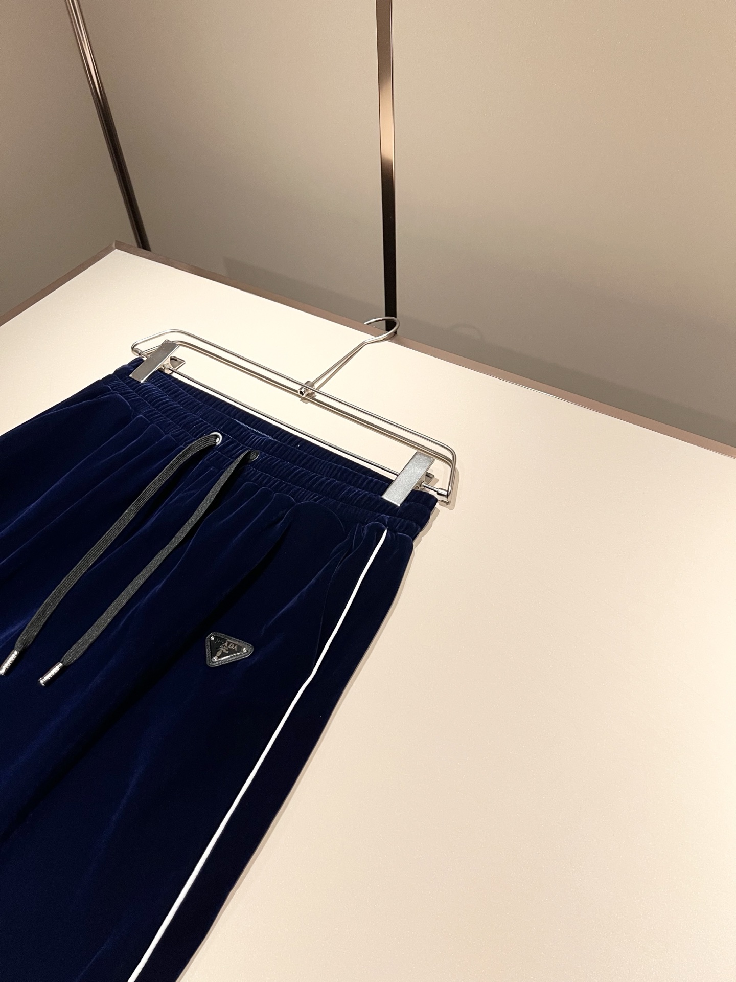 PRAD*A普*达 2025秋冬新款休闲套装，最新款全网独家首上！！~既经典有时尚百搭，谁不爱啊，将经典