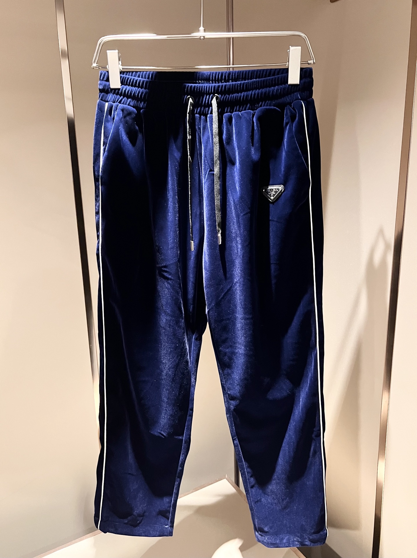 PRAD*A普*达 2025秋冬新款休闲套装，最新款全网独家首上！！~既经典有时尚百搭，谁不爱啊，将经典