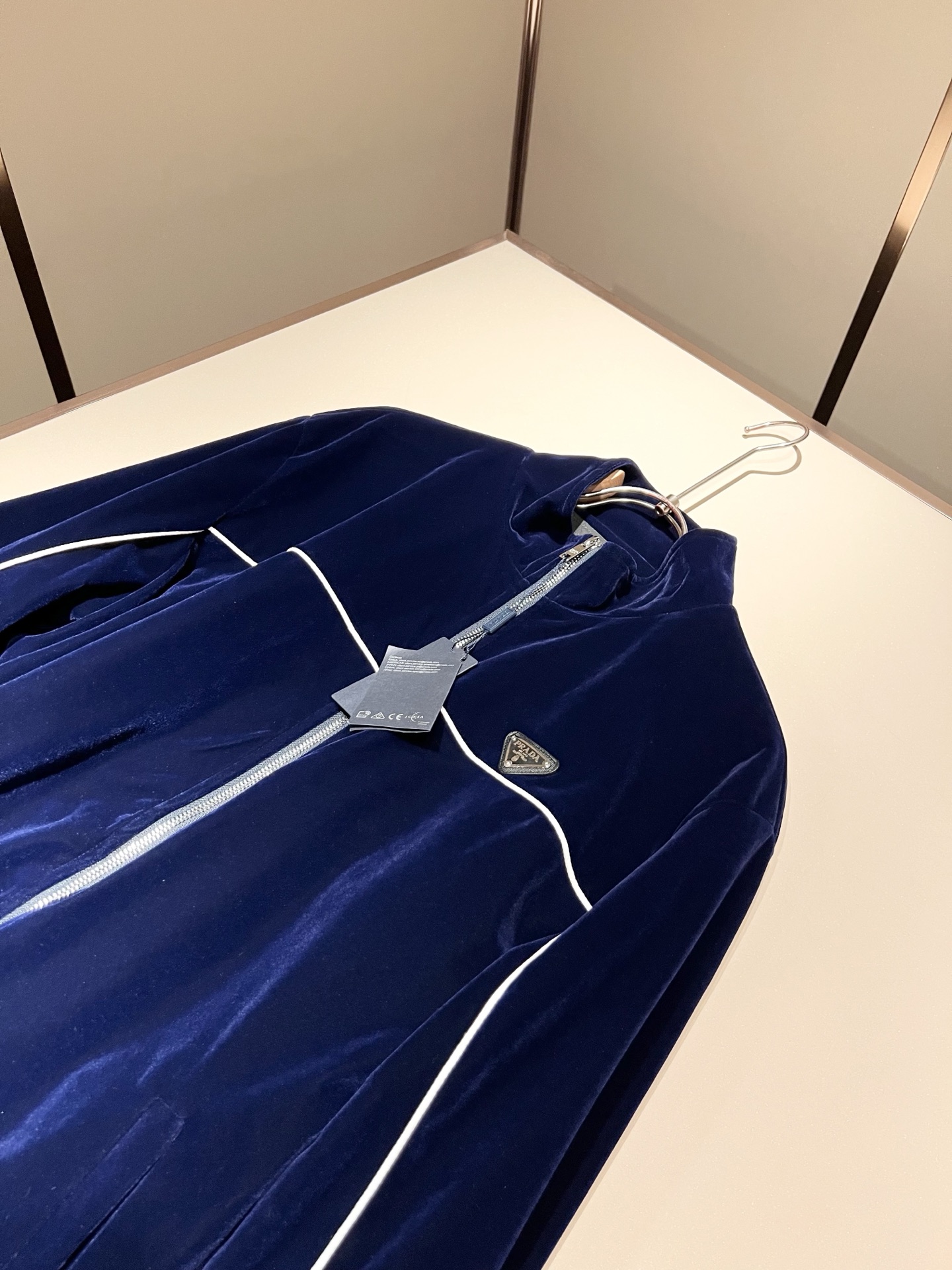 PRAD*A普*达 2025秋冬新款休闲套装，最新款全网独家首上！！~既经典有时尚百搭，谁不爱啊，将经典