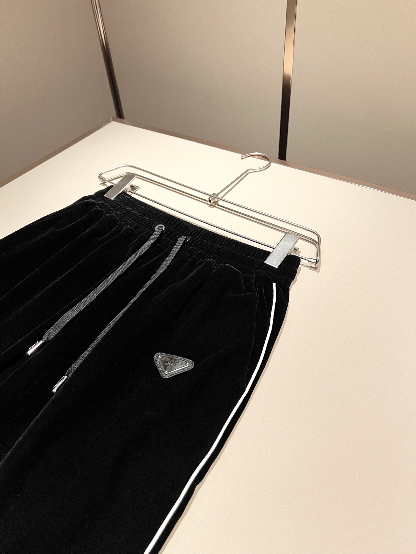 PRAD*A普*达 2025秋冬新款休闲套装，最新款全网独家首上！！~既经典有时尚百搭，谁不爱啊，将经典