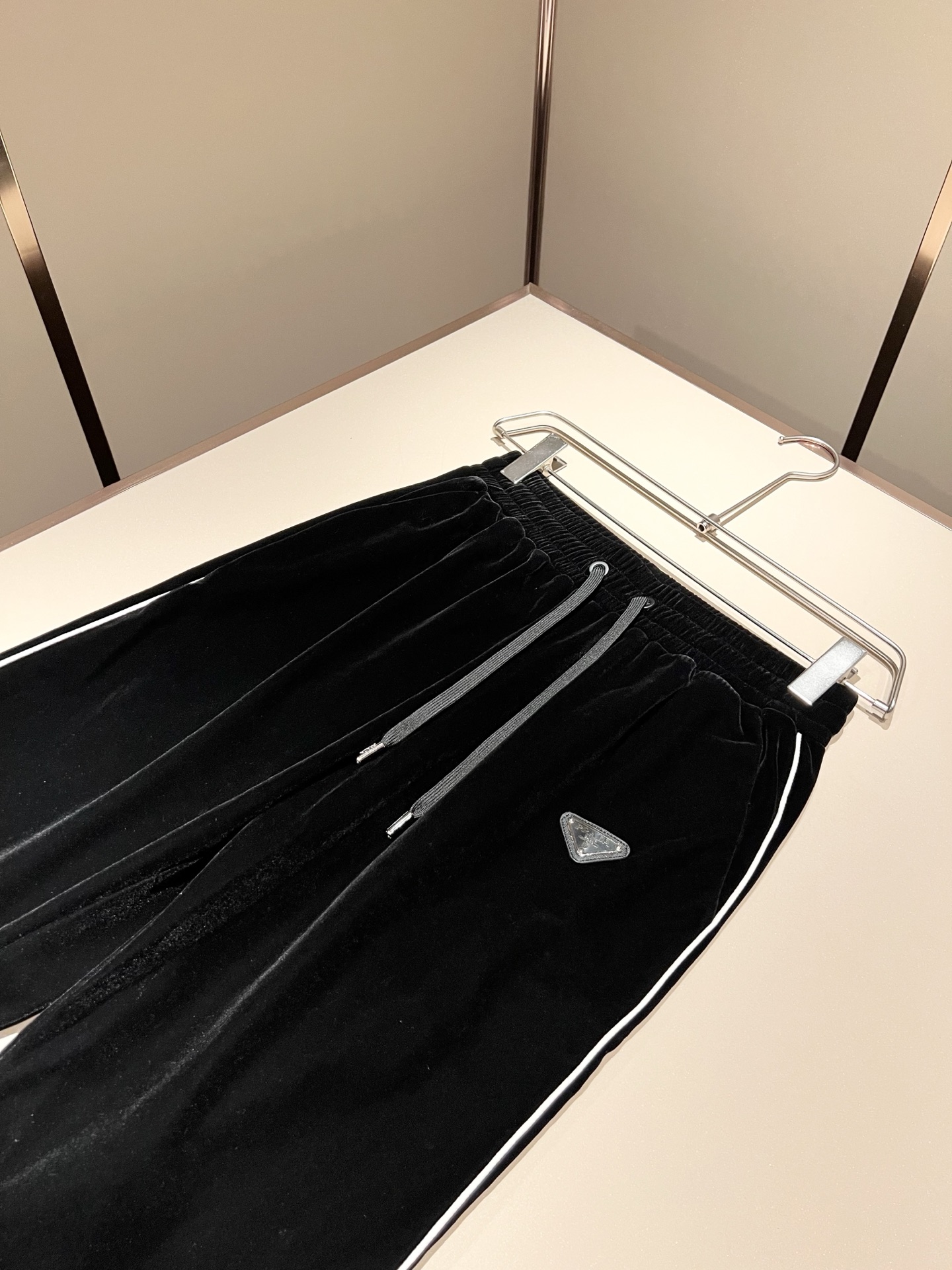 PRAD*A普*达 2025秋冬新款休闲套装，最新款全网独家首上！！~既经典有时尚百搭，谁不爱啊，将经典