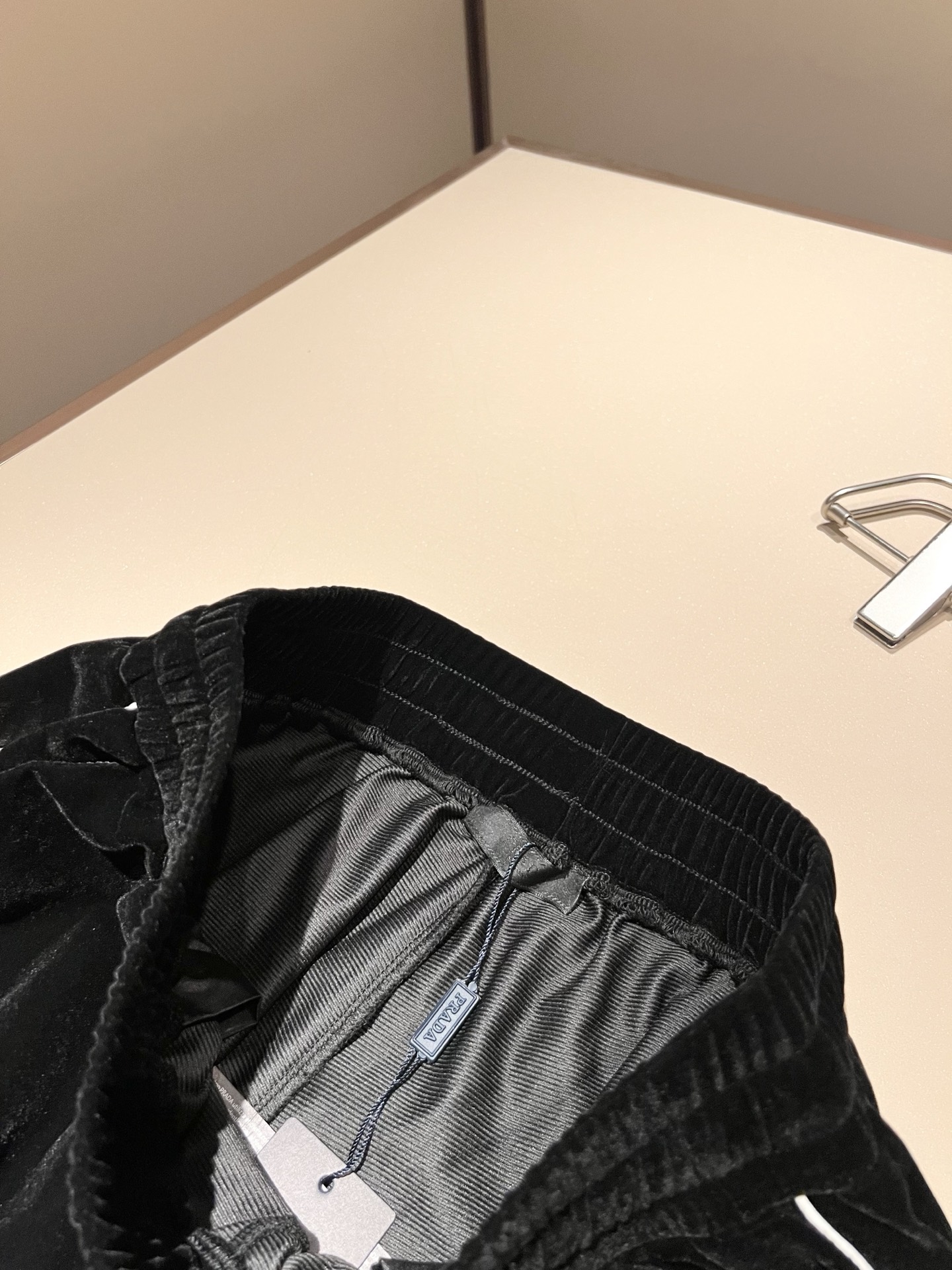 PRAD*A普*达 2025秋冬新款休闲套装，最新款全网独家首上！！~既经典有时尚百搭，谁不爱啊，将经典