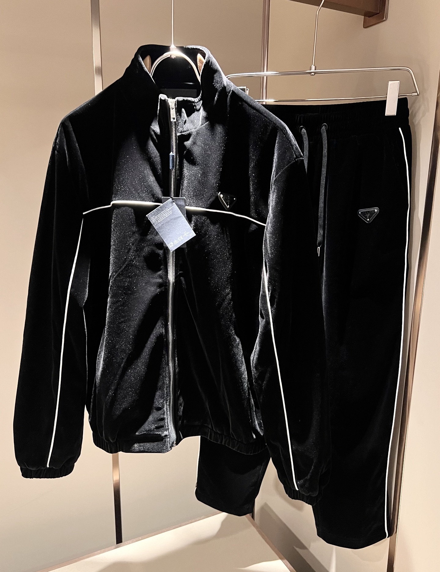 PRAD*A普*达 2025秋冬新款休闲套装，最新款全网独家首上！！~既经典有时尚百搭，谁不爱啊，将经典