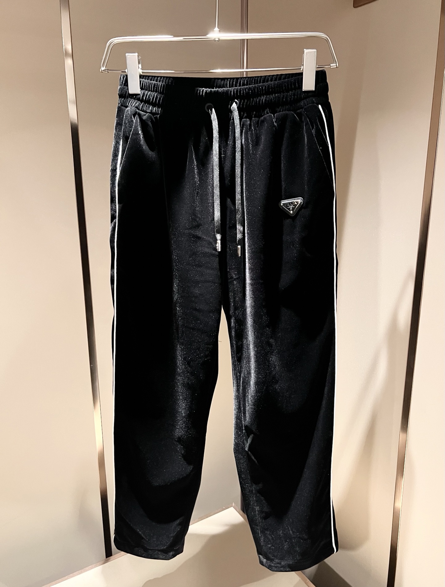 PRAD*A普*达 2025秋冬新款休闲套装，最新款全网独家首上！！~既经典有时尚百搭，谁不爱啊，将经典