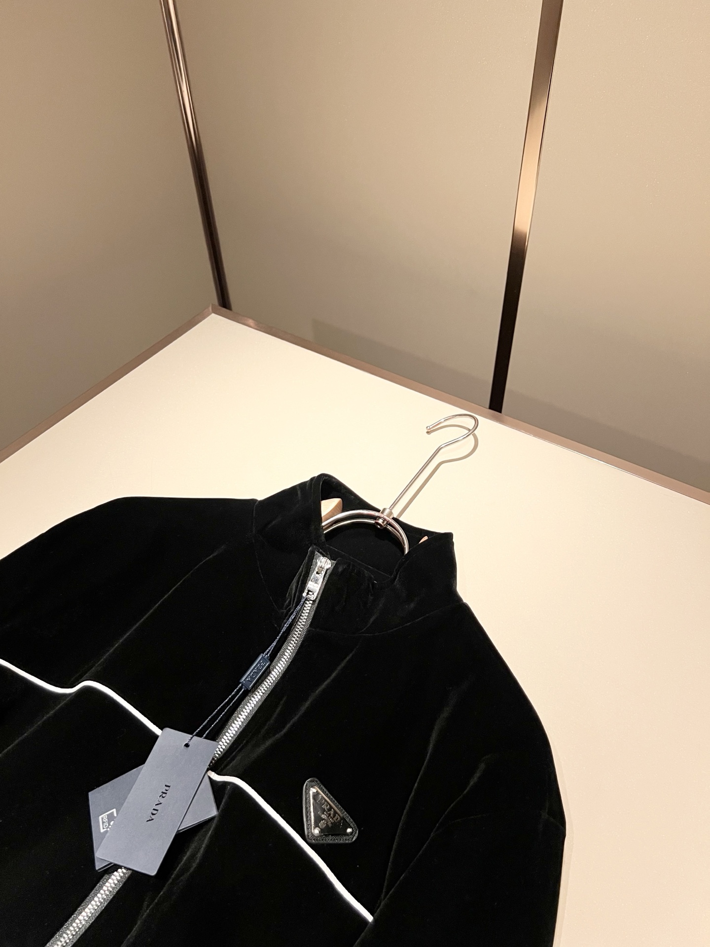 PRAD*A普*达 2025秋冬新款休闲套装，最新款全网独家首上！！~既经典有时尚百搭，谁不爱啊，将经典