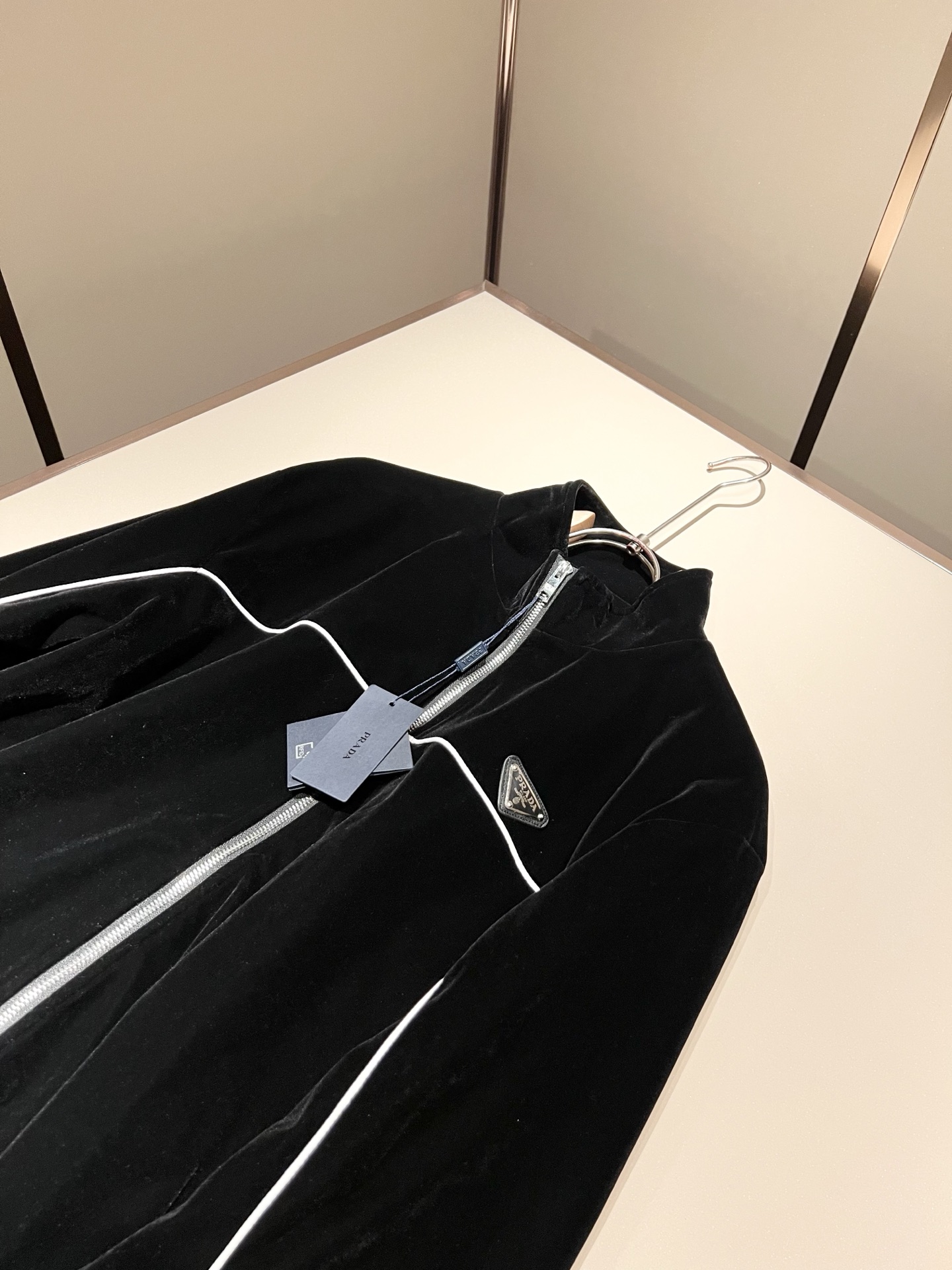 PRAD*A普*达 2025秋冬新款休闲套装，最新款全网独家首上！！~既经典有时尚百搭，谁不爱啊，将经典