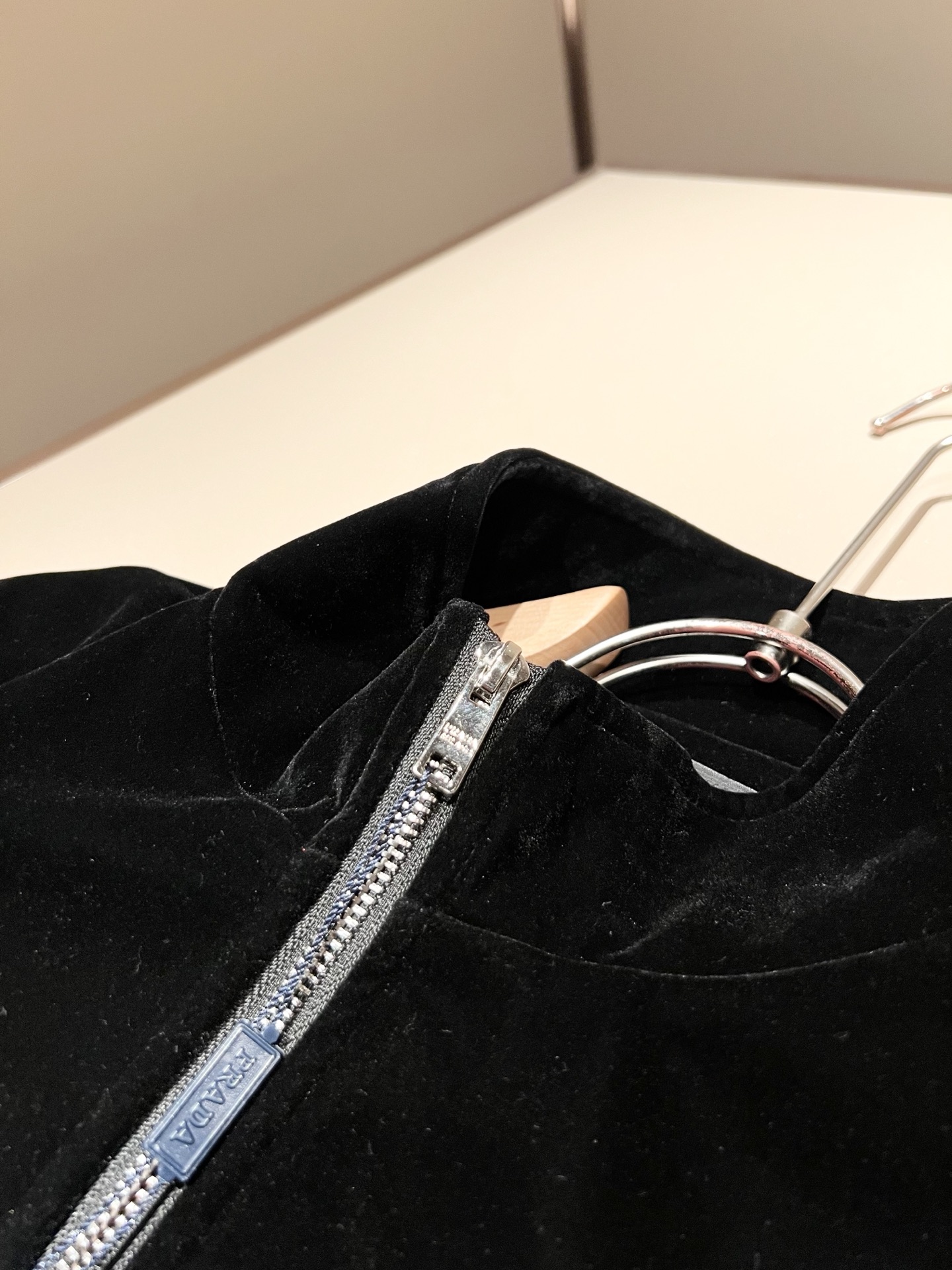 PRAD*A普*达 2025秋冬新款休闲套装，最新款全网独家首上！！~既经典有时尚百搭，谁不爱啊，将经典