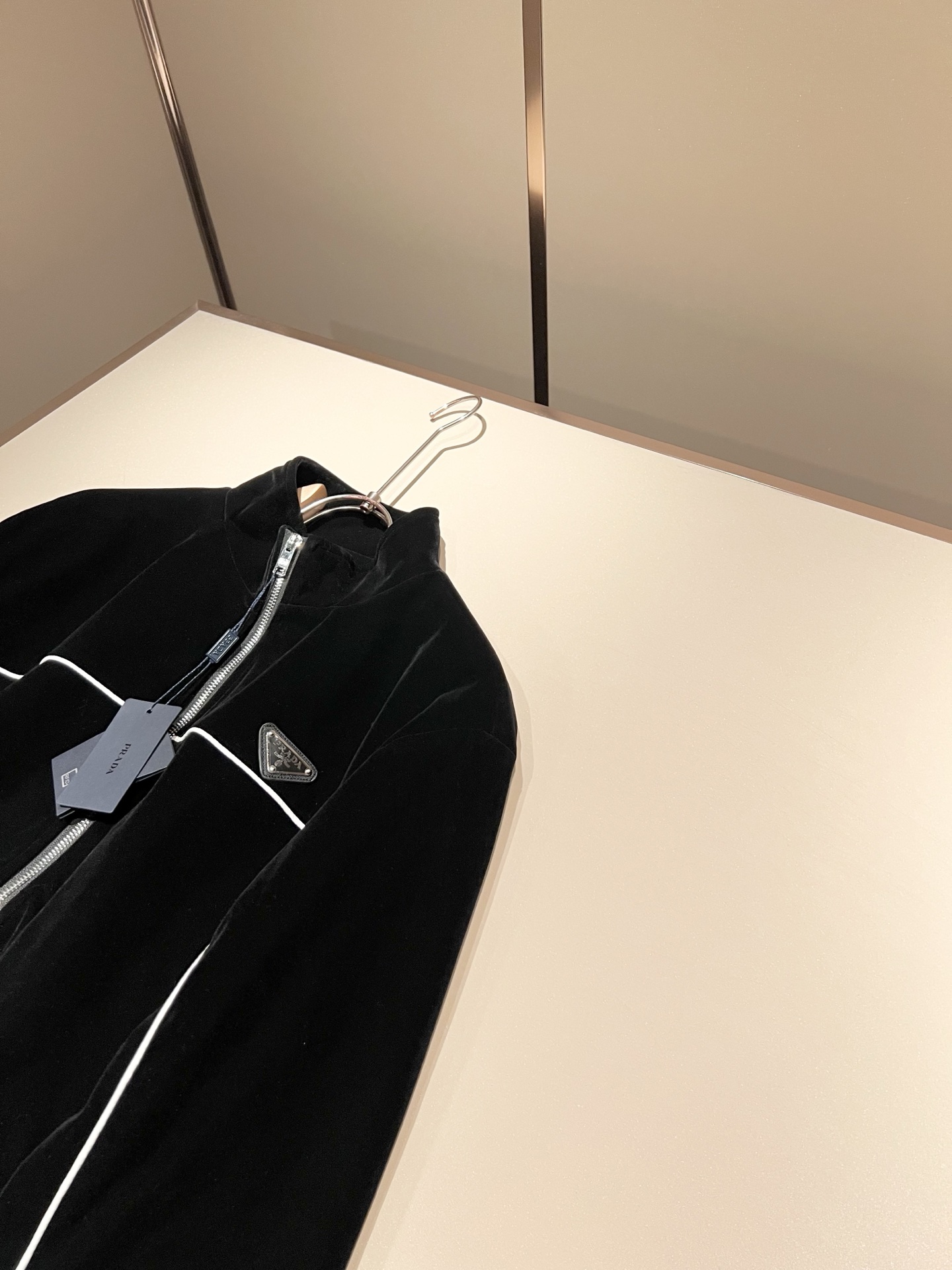 PRAD*A普*达 2025秋冬新款休闲套装，最新款全网独家首上！！~既经典有时尚百搭，谁不爱啊，将经典