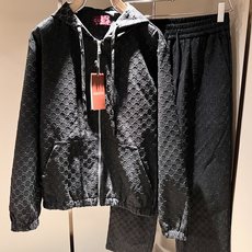 Gucc*古家 2025秋冬最新男女同款👫套装,贸易公司渠道稀出,同步官网发售 ! 新时尚元素设计 Gucc*古家 2025秋冬最新男女同款👫套装,贸易公司渠道稀出,同步官网发售 ! 新时尚元素设计