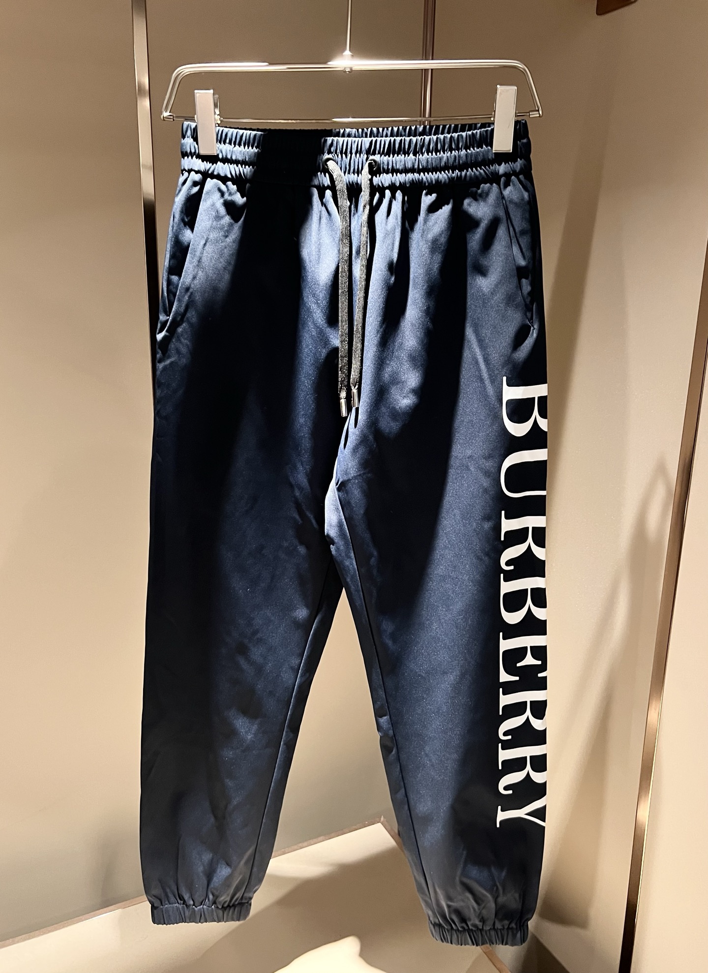 Bur*erry 巴*莉 2025秋冬新款男士休闲套装，品牌最新设计元素！既不单调也不复杂，好处的展现品