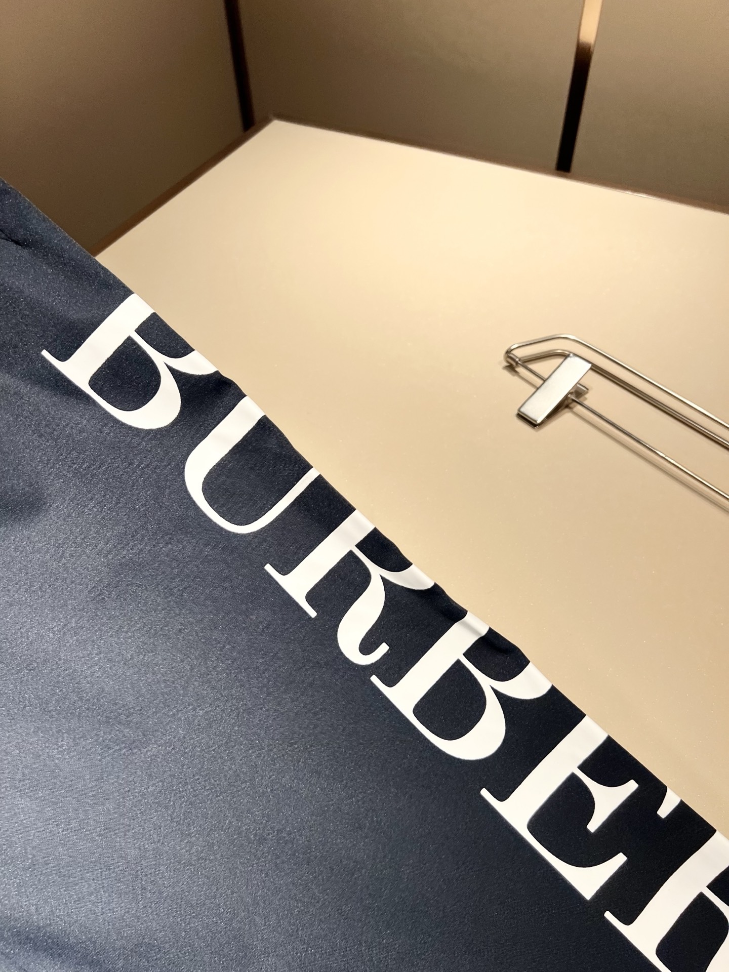 Bur*erry 巴*莉 2025秋冬新款男士休闲套装，品牌最新设计元素！既不单调也不复杂，好处的展现品