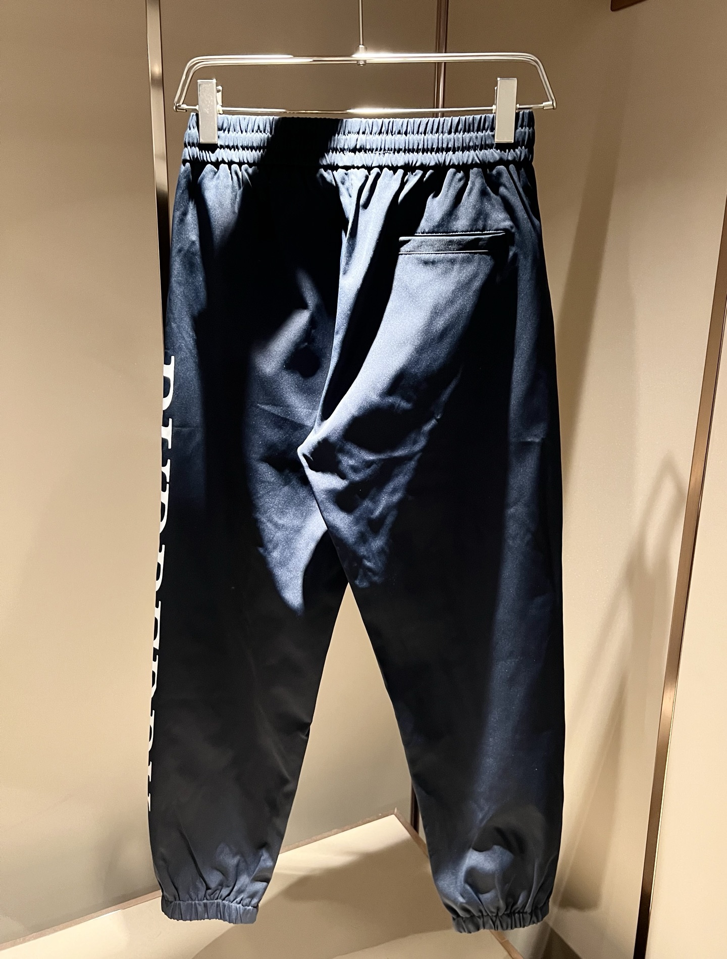 Bur*erry 巴*莉 2025秋冬新款男士休闲套装，品牌最新设计元素！既不单调也不复杂，好处的展现品