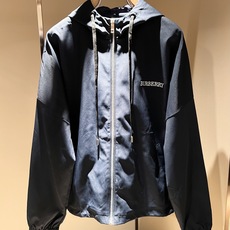 Bur*erry 巴*莉 2025秋冬新款男士休闲套装,品牌最新设计元素!既不单调也不复杂,好处的展现品 Bur*erry 巴*莉 2025秋冬新款男士休闲套装,品牌最新设计元素!既不单调也不复杂,好处的展现品
