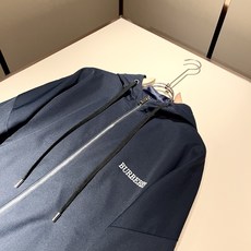 Bur*erry 巴*莉 2025秋冬新款男士休闲套装,品牌最新设计元素!既不单调也不复杂,好处的展现品 Bur*erry 巴*莉 2025秋冬新款男士休闲套装,品牌最新设计元素!既不单调也不复杂,好处的展现品