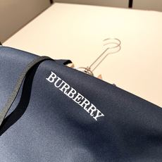 Bur*erry 巴*莉 2025秋冬新款男士休闲套装,品牌最新设计元素!既不单调也不复杂,好处的展现品 Bur*erry 巴*莉 2025秋冬新款男士休闲套装,品牌最新设计元素!既不单调也不复杂,好处的展现品