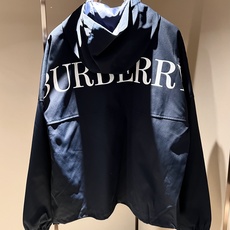 Bur*erry 巴*莉 2025秋冬新款男士休闲套装,品牌最新设计元素!既不单调也不复杂,好处的展现品 Bur*erry 巴*莉 2025秋冬新款男士休闲套装,品牌最新设计元素!既不单调也不复杂,好处的展现品