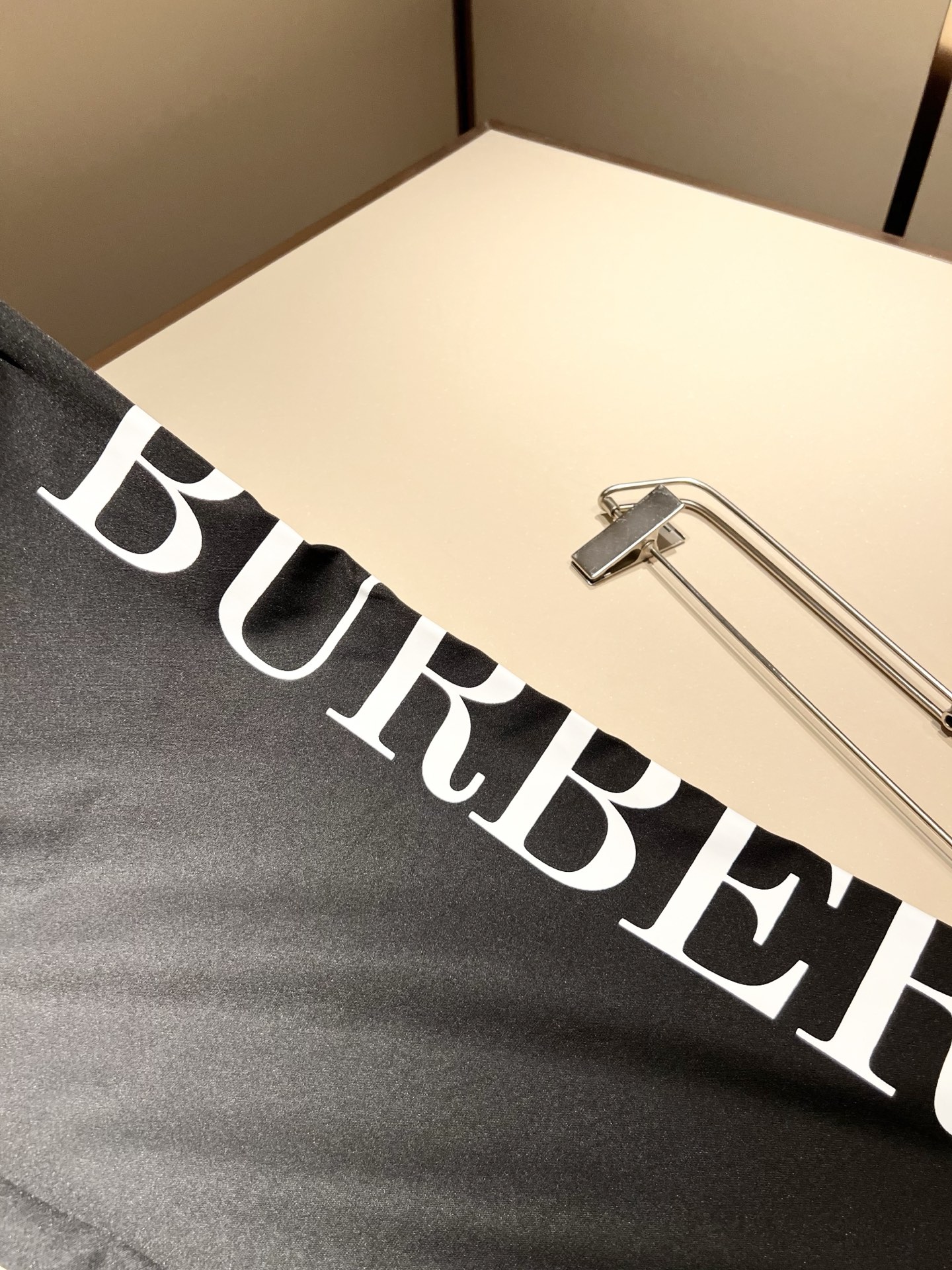 Bur*erry 巴*莉 2025秋冬新款男士休闲套装，品牌最新设计元素！既不单调也不复杂，好处的展现品