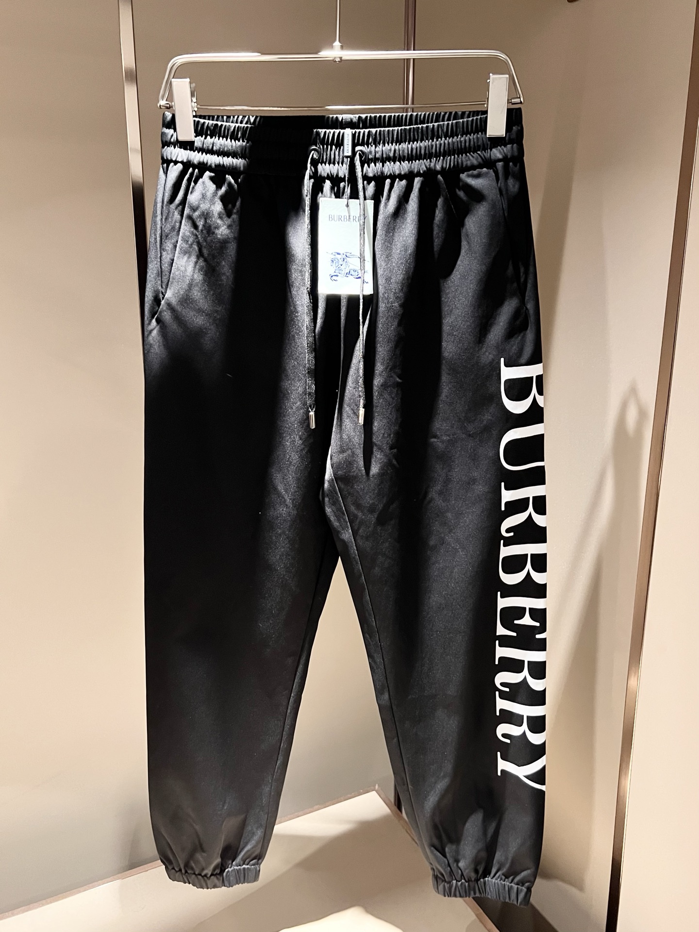 Bur*erry 巴*莉 2025秋冬新款男士休闲套装，品牌最新设计元素！既不单调也不复杂，好处的展现品