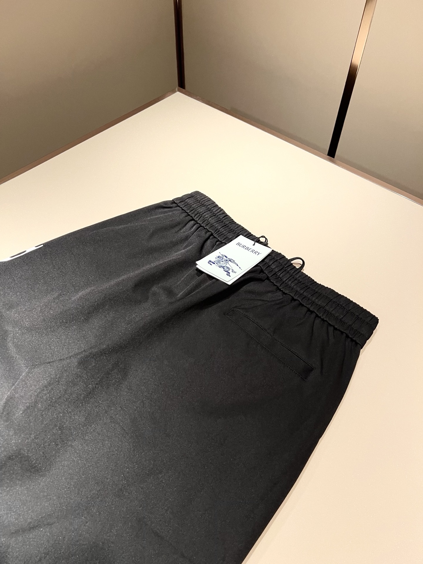 Bur*erry 巴*莉 2025秋冬新款男士休闲套装，品牌最新设计元素！既不单调也不复杂，好处的展现品