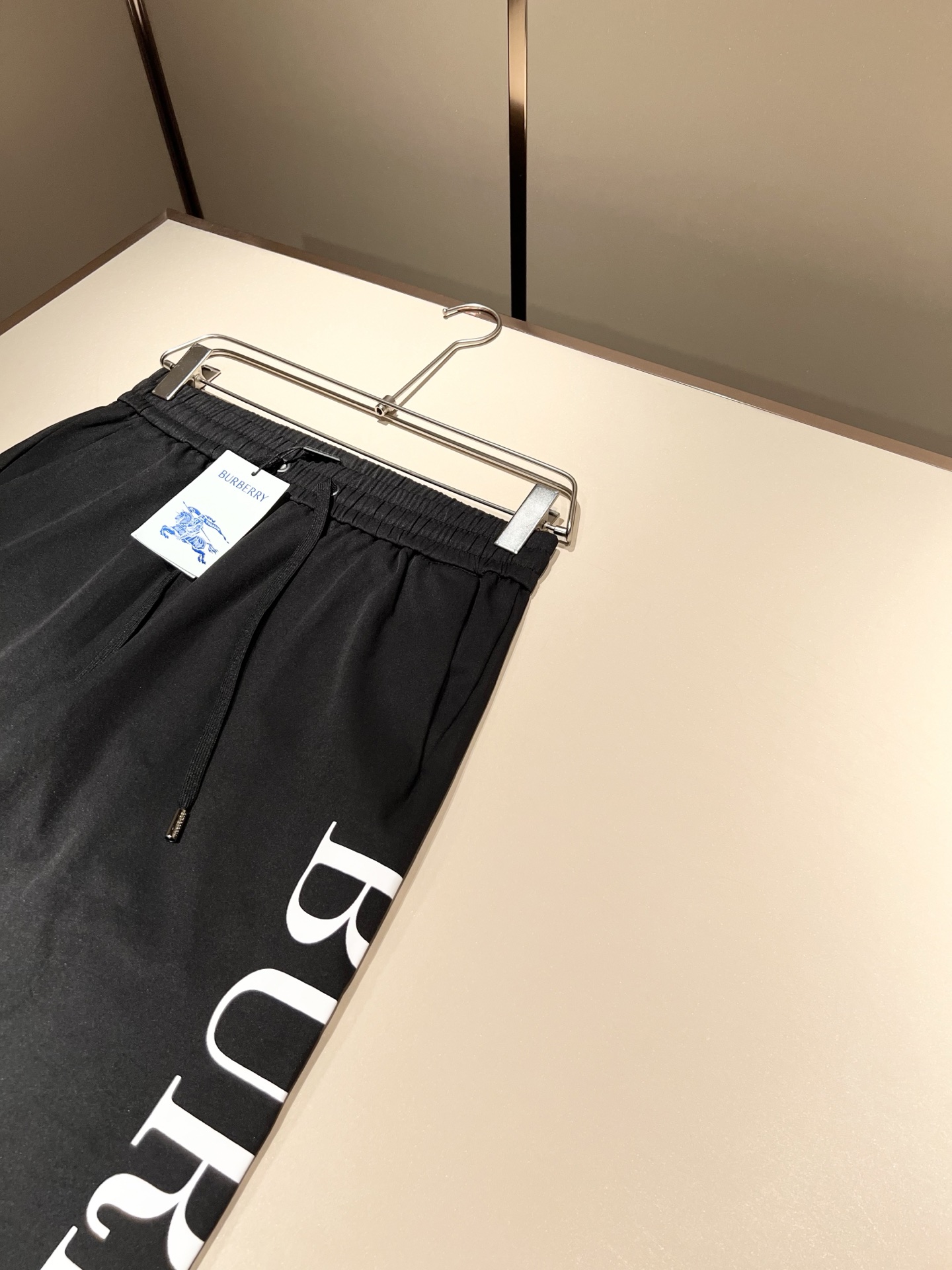 Bur*erry 巴*莉 2025秋冬新款男士休闲套装，品牌最新设计元素！既不单调也不复杂，好处的展现品