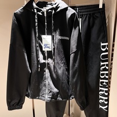 Bur*erry 巴*莉 2025秋冬新款男士休闲套装,品牌最新设计元素!既不单调也不复杂,好处的展现品 Bur*erry 巴*莉 2025秋冬新款男士休闲套装,品牌最新设计元素!既不单调也不复杂,好处的展现品