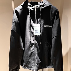Bur*erry 巴*莉 2025秋冬新款男士休闲套装,品牌最新设计元素!既不单调也不复杂,好处的展现品 Bur*erry 巴*莉 2025秋冬新款男士休闲套装,品牌最新设计元素!既不单调也不复杂,好处的展现品