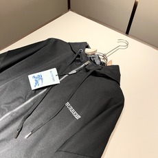 Bur*erry 巴*莉 2025秋冬新款男士休闲套装,品牌最新设计元素!既不单调也不复杂,好处的展现品 Bur*erry 巴*莉 2025秋冬新款男士休闲套装,品牌最新设计元素!既不单调也不复杂,好处的展现品