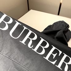 Bur*erry 巴*莉 2025秋冬新款男士休闲套装,品牌最新设计元素!既不单调也不复杂,好处的展现品 Bur*erry 巴*莉 2025秋冬新款男士休闲套装,品牌最新设计元素!既不单调也不复杂,好处的展现品