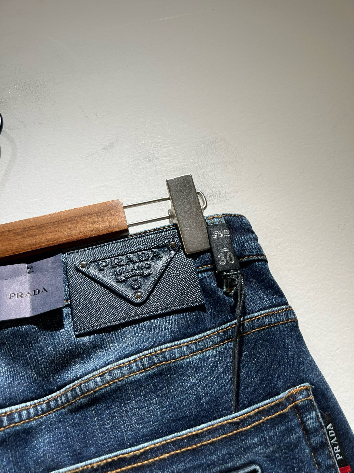 PRA*DA 普拉达 2025秋冬新品发售！牛仔高级百搭实用主义不哗众取宠！港澳台地区限定款！！立体裁剪