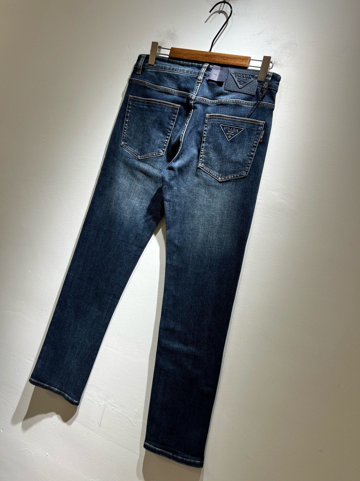 PRA*DA 普拉达 2025秋冬新品发售！牛仔高级百搭实用主义不哗众取宠！港澳台地区限定款！！立体裁剪