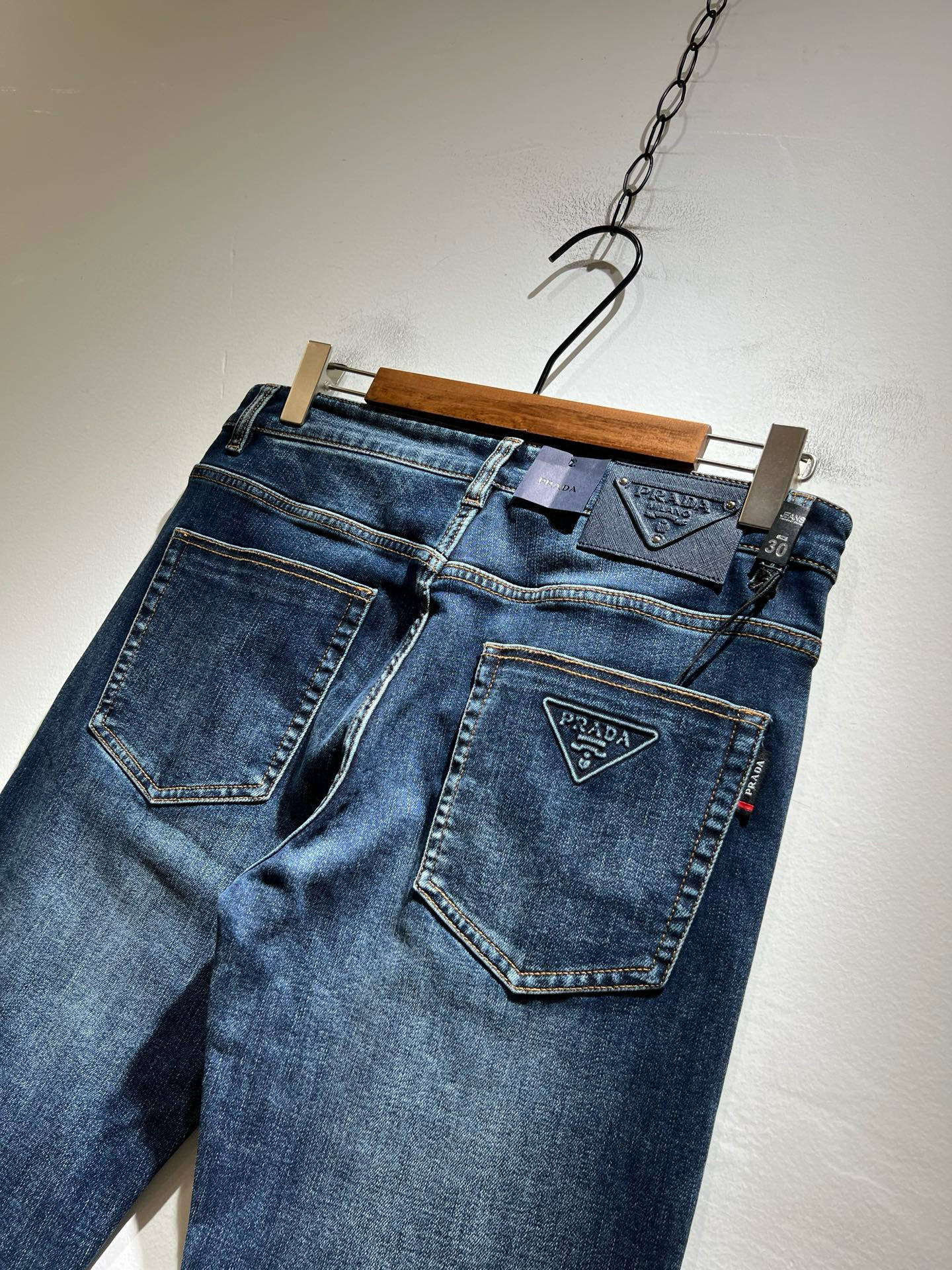 PRA*DA 普拉达 2025秋冬新品发售！牛仔高级百搭实用主义不哗众取宠！港澳台地区限定款！！立体裁剪