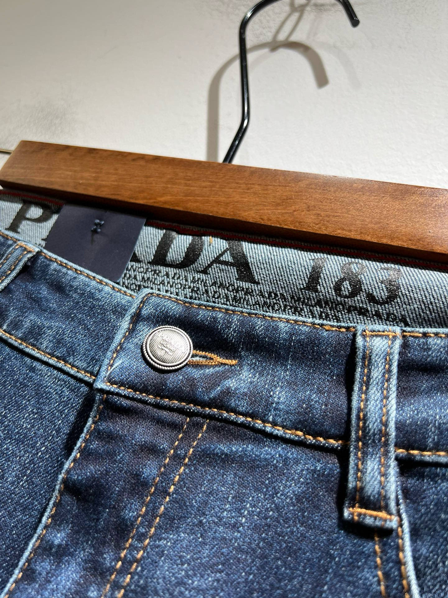 PRA*DA 普拉达 2025秋冬新品发售！牛仔高级百搭实用主义不哗众取宠！港澳台地区限定款！！立体裁剪