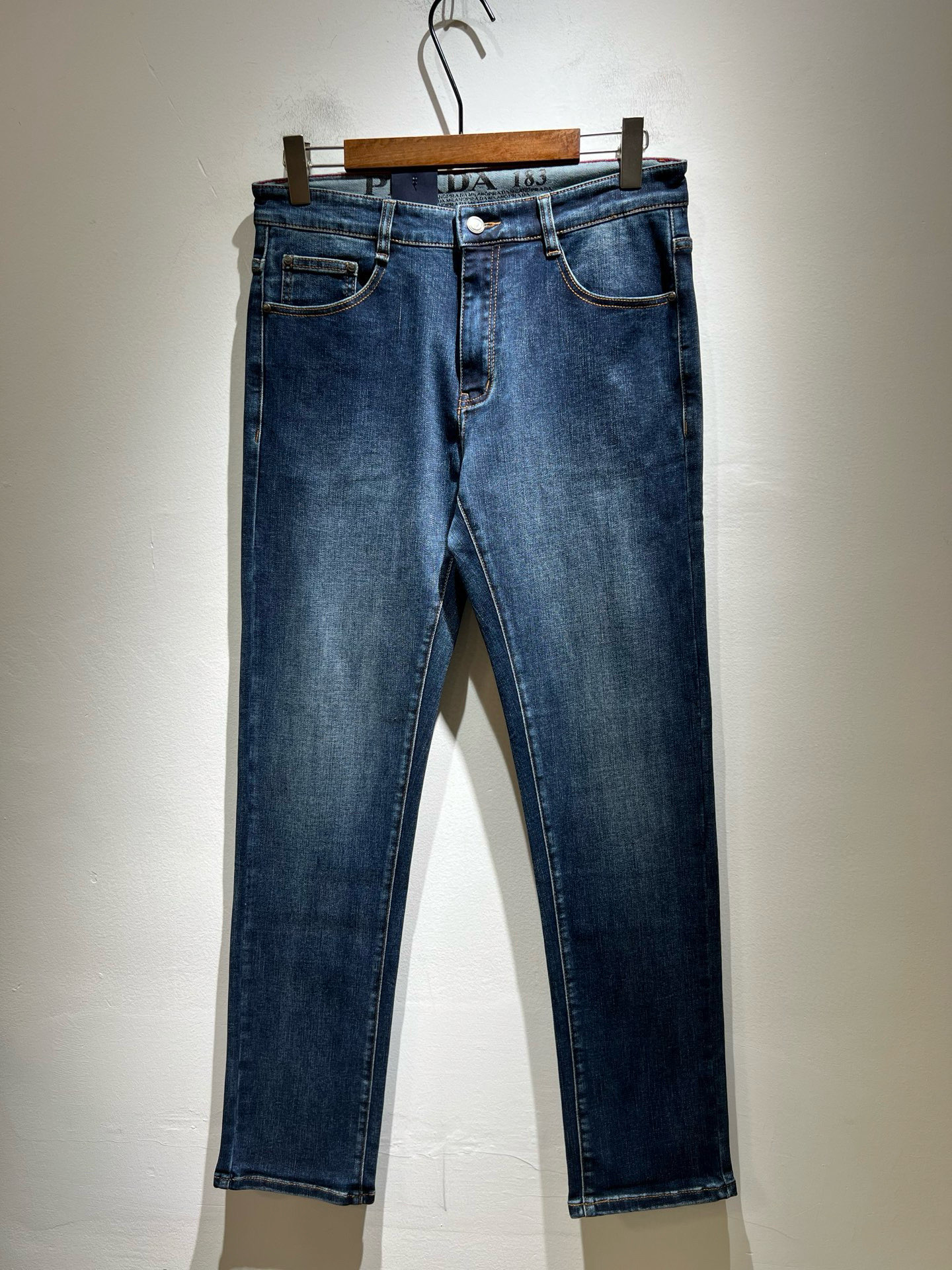 PRA*DA 普拉达 2025秋冬新品发售！牛仔高级百搭实用主义不哗众取宠！港澳台地区限定款！！立体裁剪