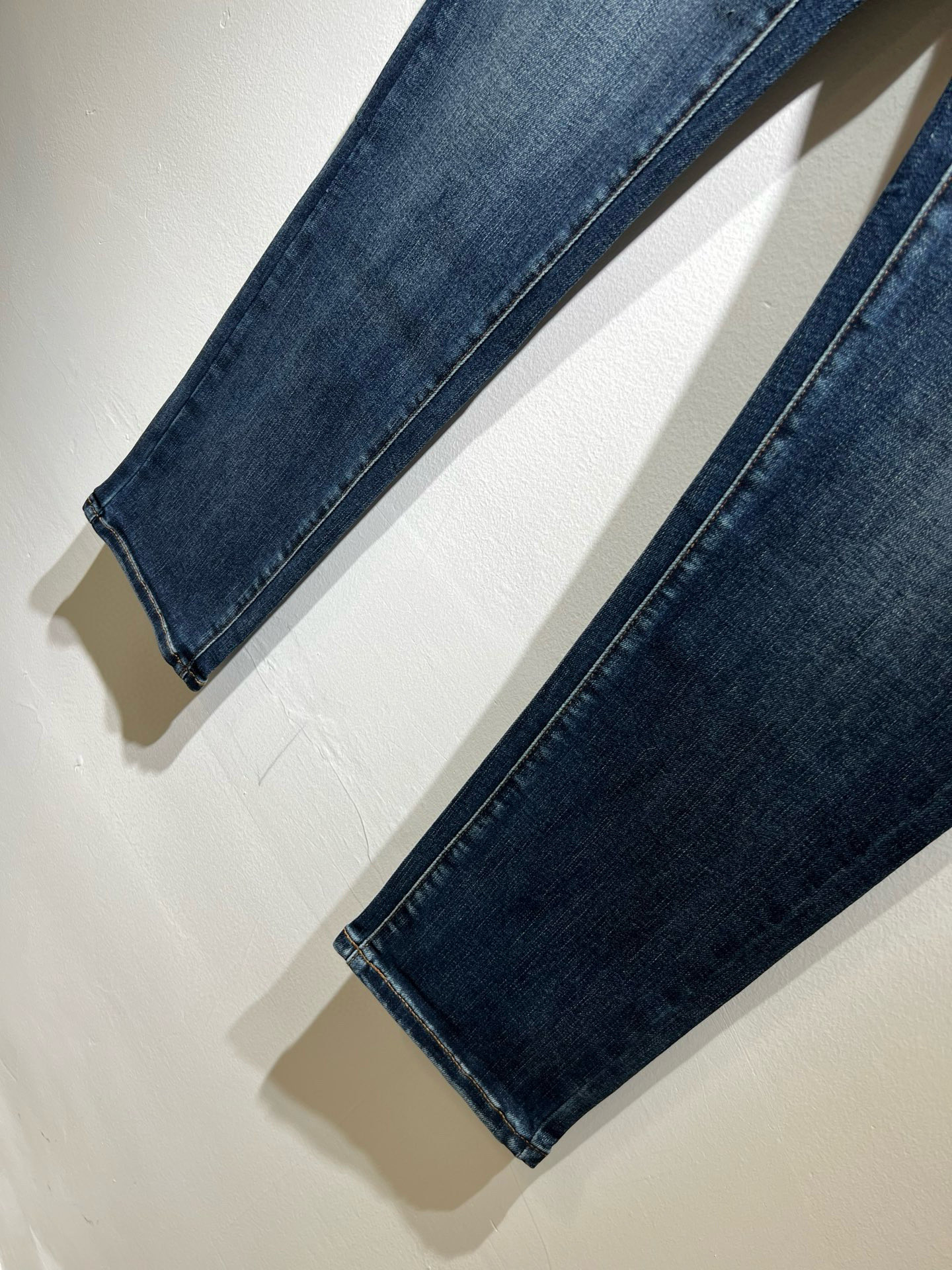 PRA*DA 普拉达 2025秋冬新品发售！牛仔高级百搭实用主义不哗众取宠！港澳台地区限定款！！立体裁剪