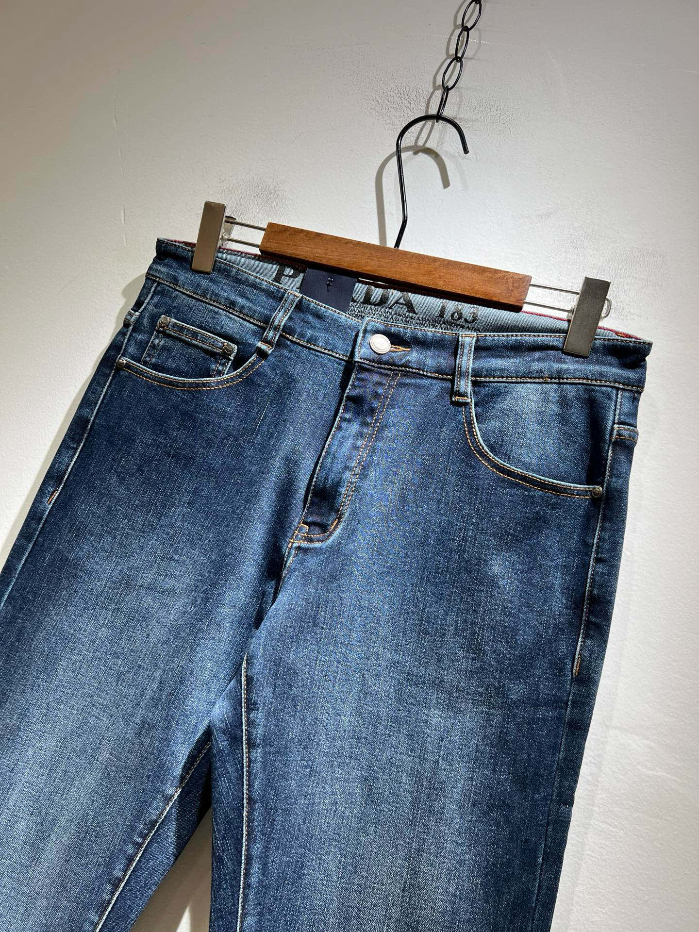 PRA*DA 普拉达 2025秋冬新品发售！牛仔高级百搭实用主义不哗众取宠！港澳台地区限定款！！立体裁剪