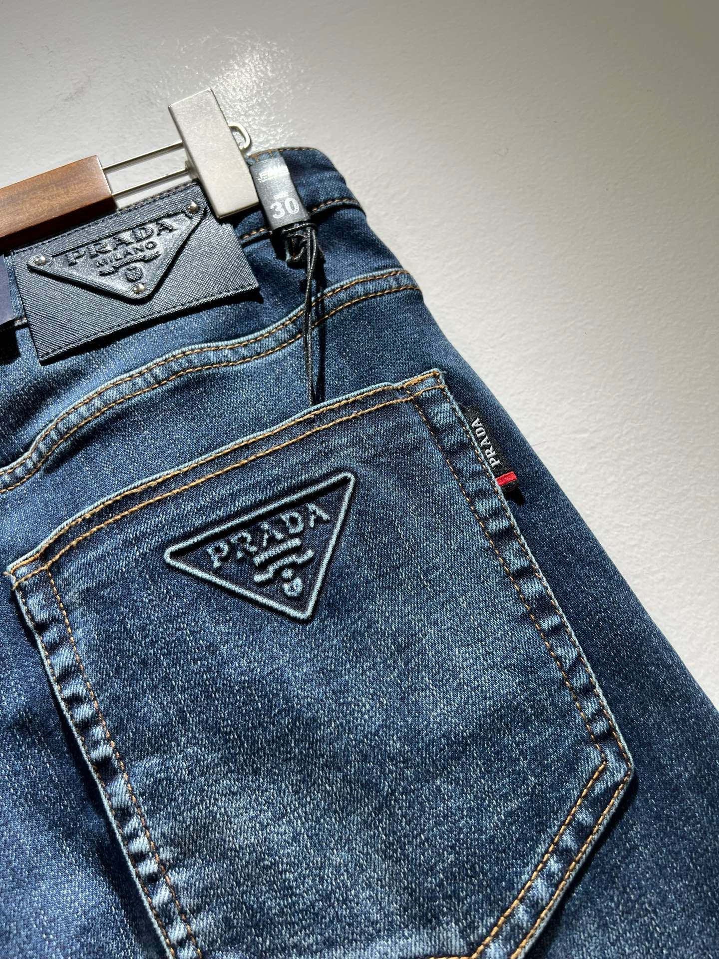 PRA*DA 普拉达 2025秋冬新品发售！牛仔高级百搭实用主义不哗众取宠！港澳台地区限定款！！立体裁剪