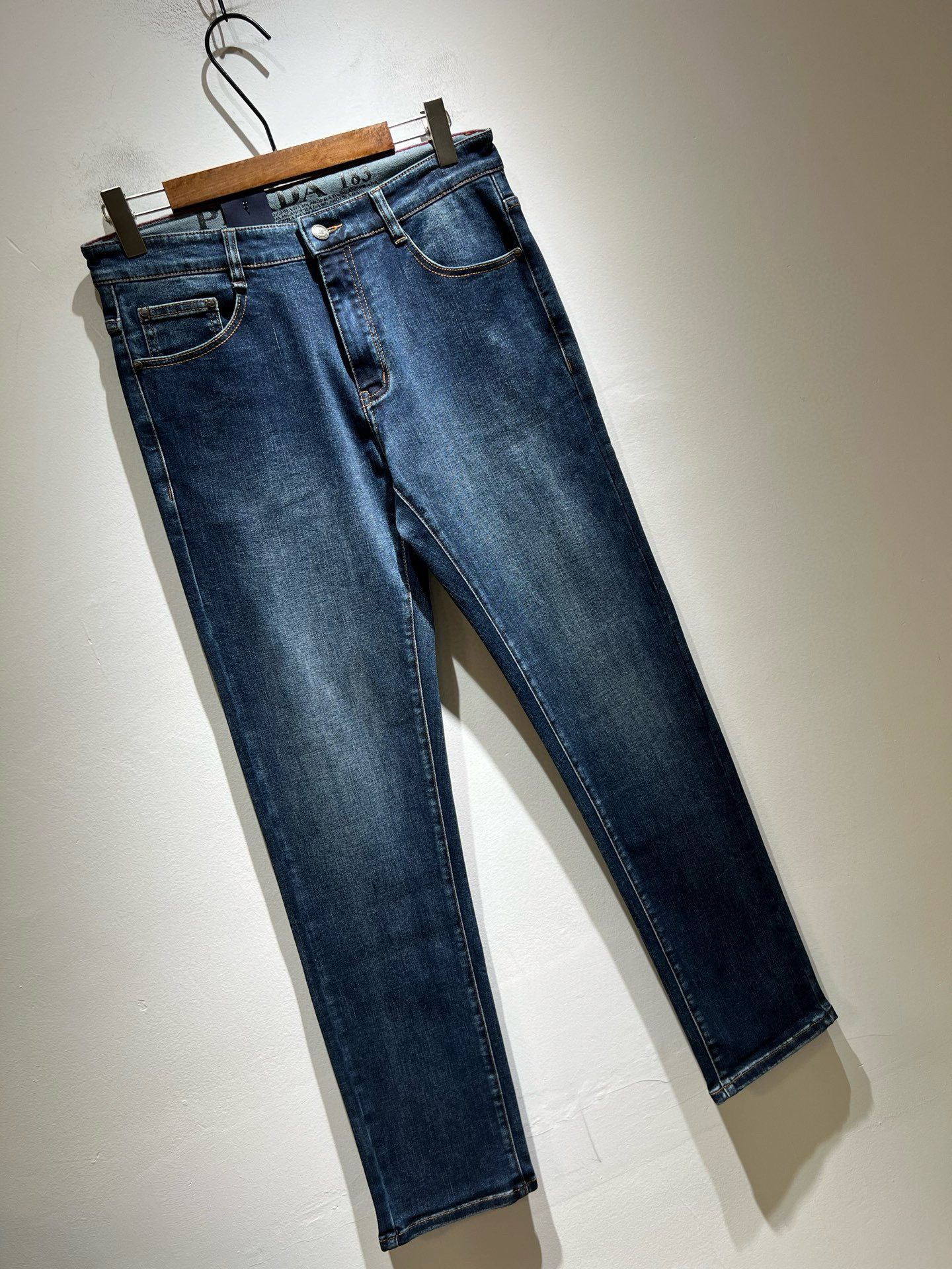 PRA*DA 普拉达 2025秋冬新品发售！牛仔高级百搭实用主义不哗众取宠！港澳台地区限定款！！立体裁剪