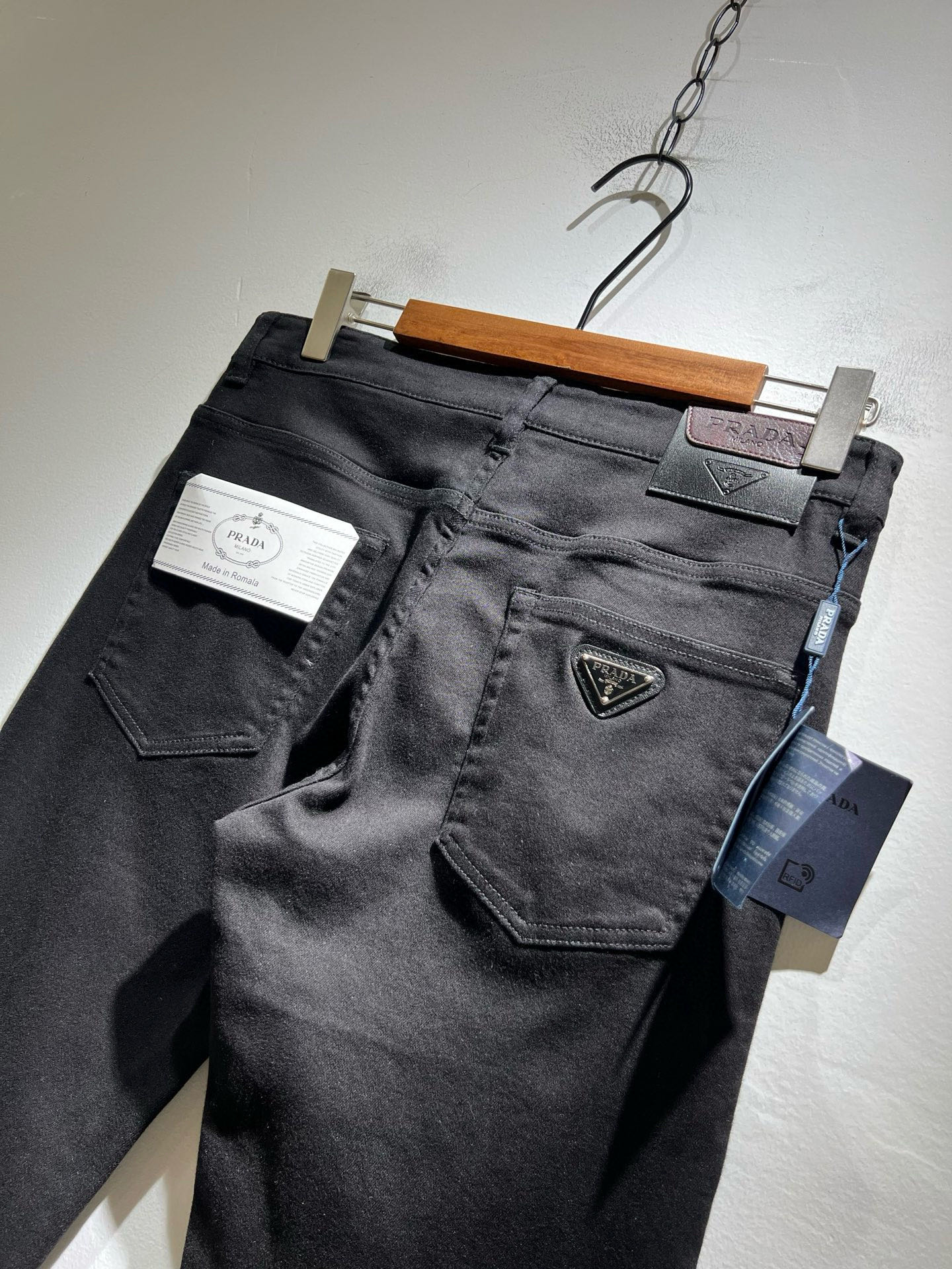 PRA*DA 普拉达 2025秋冬新品发售！牛仔高级百搭实用主义不哗众取宠！港澳台地区限定款！！立体裁剪