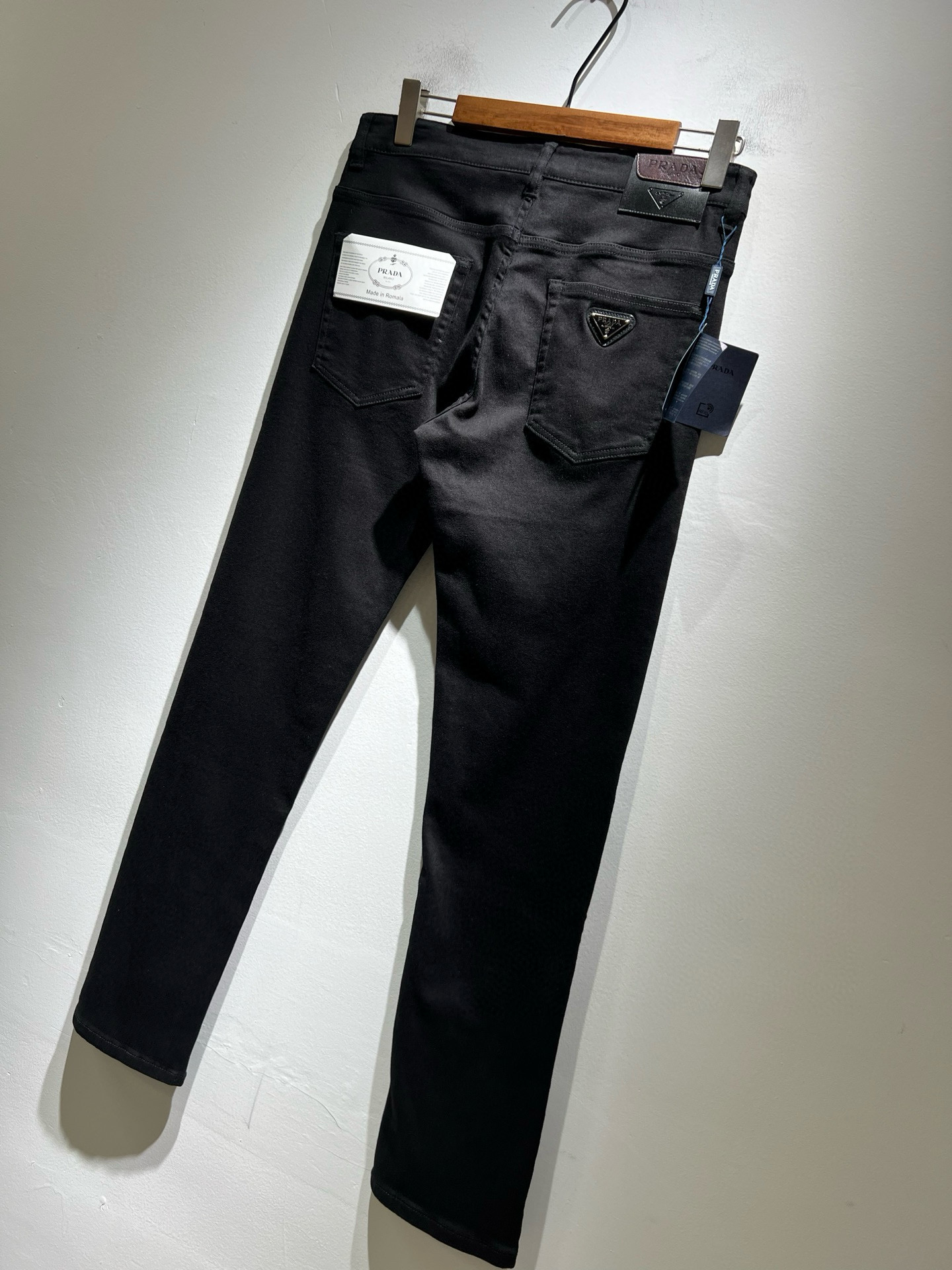 PRA*DA 普拉达 2025秋冬新品发售！牛仔高级百搭实用主义不哗众取宠！港澳台地区限定款！！立体裁剪