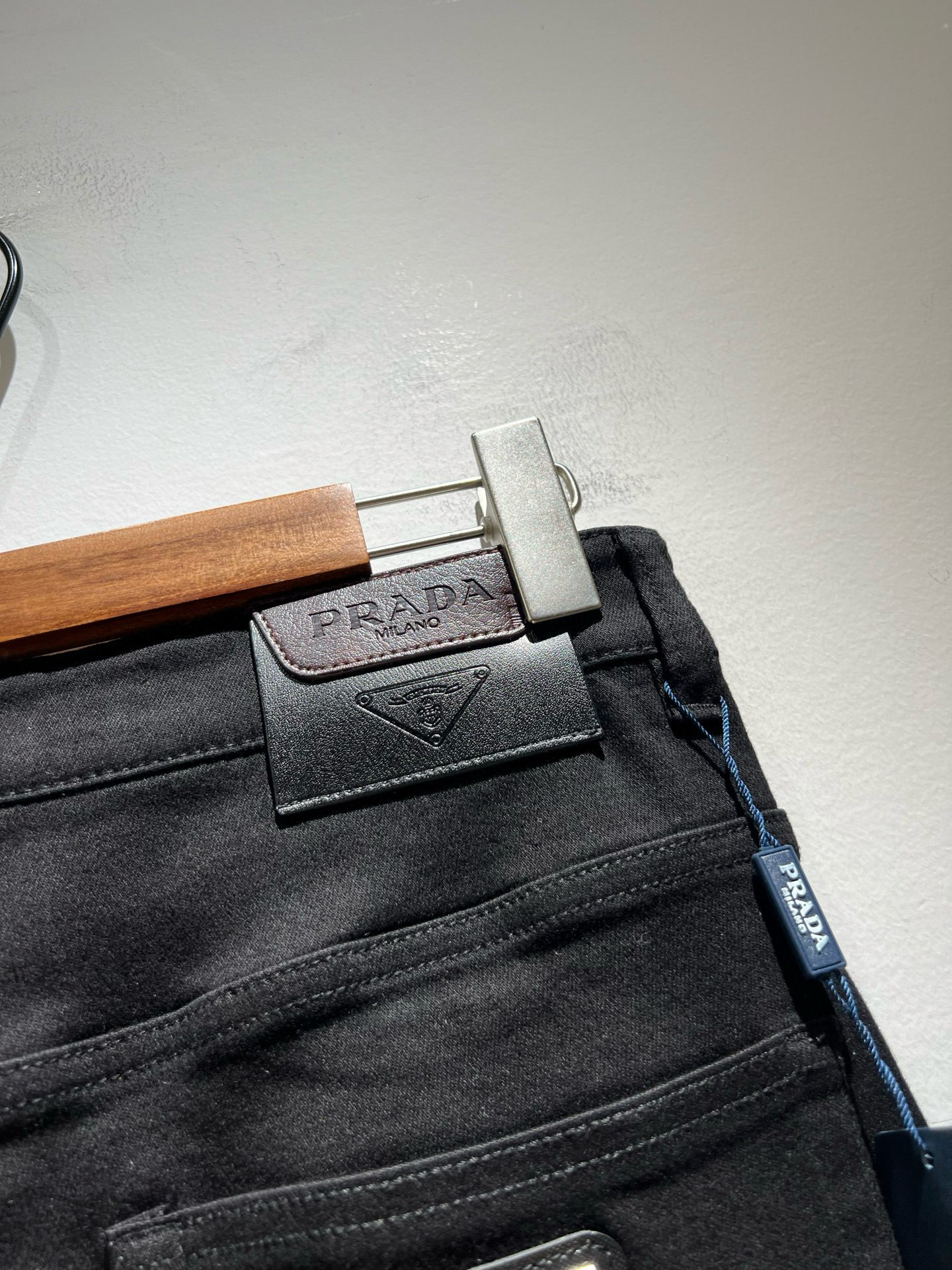 PRA*DA 普拉达 2025秋冬新品发售！牛仔高级百搭实用主义不哗众取宠！港澳台地区限定款！！立体裁剪